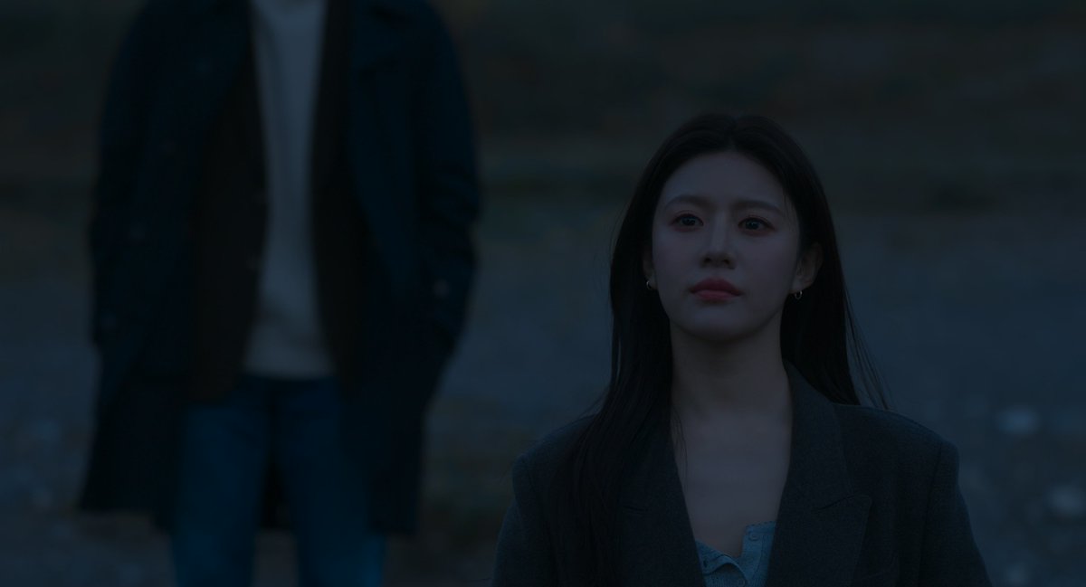 banpyun's tweet photo. 차무희의 애써 웃는 얼굴 뒤에 숨겨진 불안과 쓸쓸함을 너무 사랑했더니 바로 다음 작품으로 쓸쓸함은 기본장착이고 우울과 공포로 자폭할듯 위태롭고 고요한데 품은 한없이 넓은 캐릭터를 가져오니 내가 환장을 해요 안해요 심지어 둘 다 고윤정 얼굴임 https://t.co/QbWzE9Wuus
