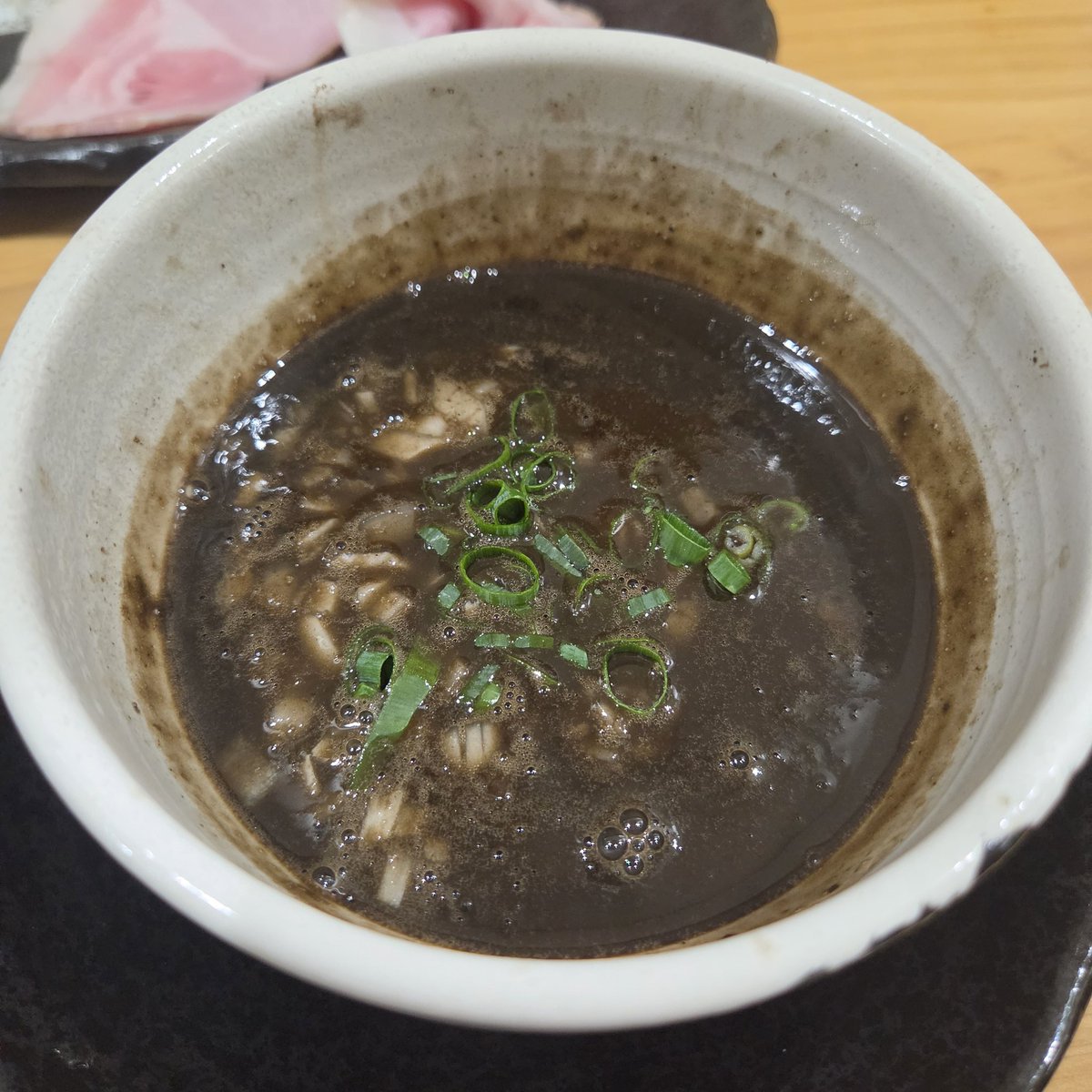 2007_soba's tweet photo. らーめん彩遊記 🍜

周年おめでとうございます🎊
イカ煮干＆イカ墨を使った
インパクトだけじゃないつけ麺
味も抜群👍でした✨
濃厚なだけじゃなく
絶妙なバランスのスープ😍
麺つゆ🦑は麺をしっかり感じられるつけ汁構成に👏
もっと早着く予定が…
神の声@ba77baka7感謝🙇‍♂️

漆黒つけ麺 https://t.co/rT7d9dkQZ1