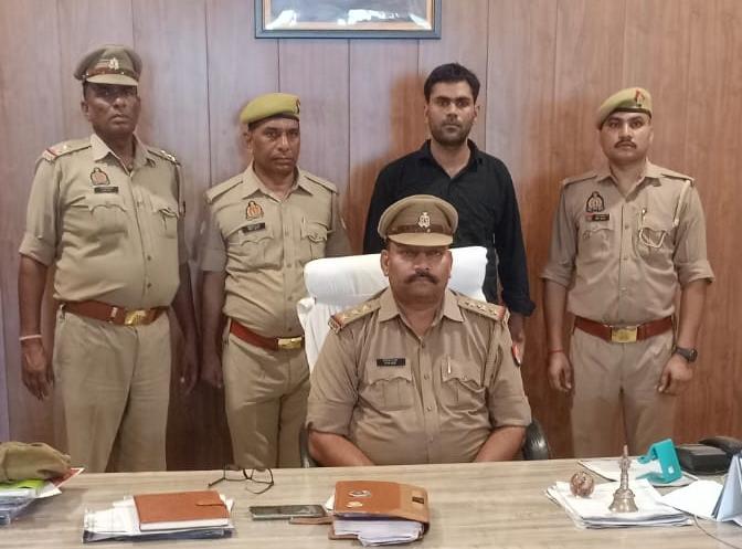IndiaNewsUP_UK's tweet photo. #BreakingNews एटा :
डकैती कांड में फरार 25 हजार का इनामिया चढ़ा पुलिस के हत्थे।
जलेसर पुलिस, स्वाट और सर्विलांस टीम की संयुक्त कार्रवाई में आरोपी गिरफ्तार।
काफी समय से वांछित चल रहे इनामिया अभियुक्त बंटू को दबोचा।
SSP डॉ. इलामारन के निर्देशन में चलाए जा रहे अभियान के तहत मिली सफलता, जलेसर क्षेत्र का मामला। @Etahpolice #UPnews #EtahNews
