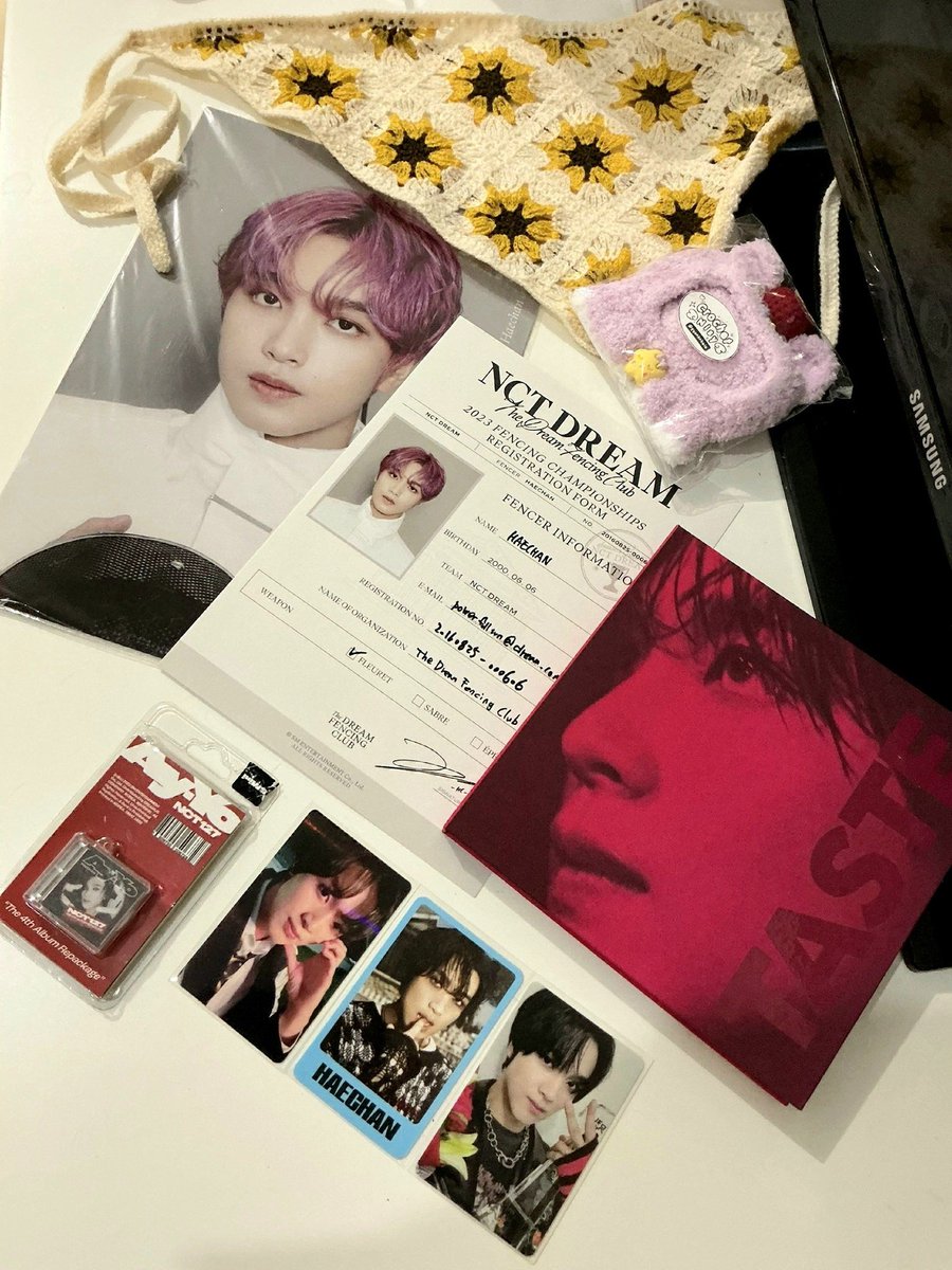 fountainhaeven's tweet photo. Haechan B'day Giveaway 🐻

For 8 winners:
♡ taste album savory (1)
♡ smini ay-yo (1)
♡ dream SG23 set: A4 poster + mini brochure + photostrip (1)
♡ crochet doll hat (1)
♡ sunflower hat (1)
♡ pc (3)

rules:
- rt &amp; like
- drop proof stream crzy &amp; any hc pict w/ ht

Good luck! https://t.co/YHeVNbeEoY