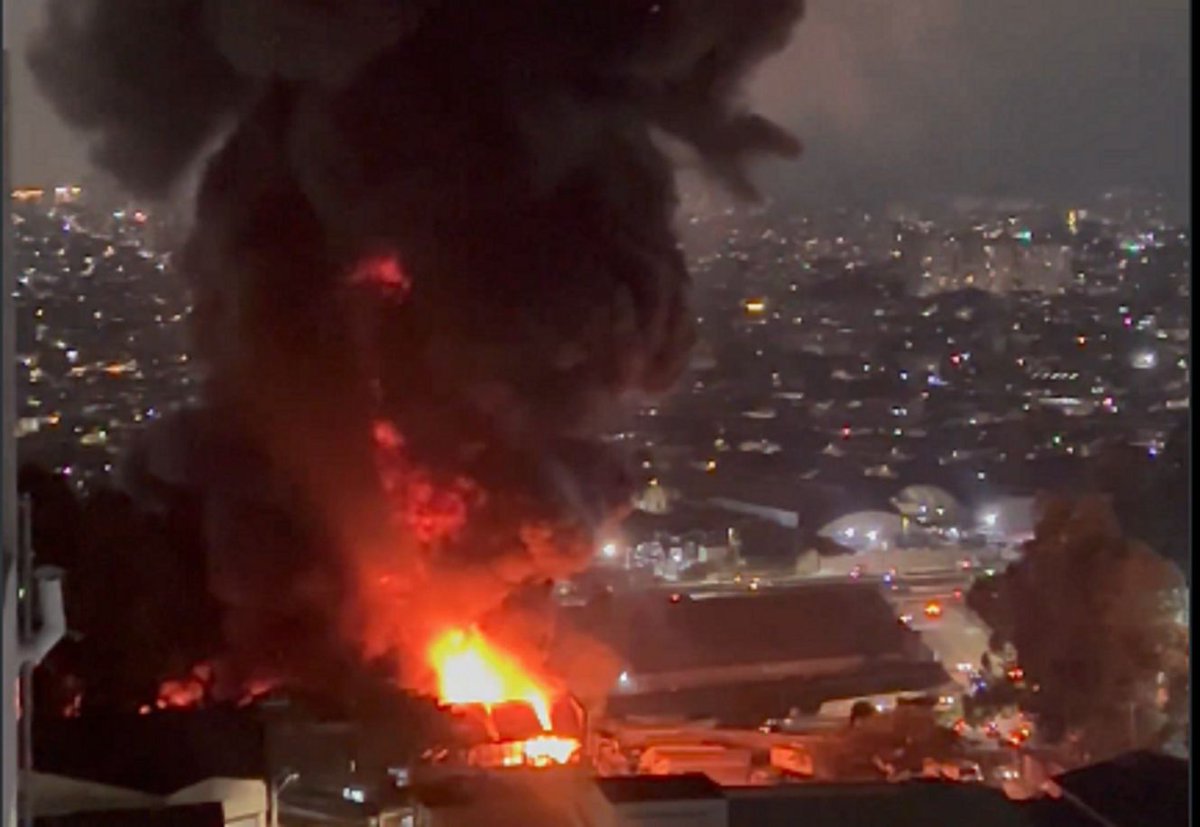 exame's tweet photo. Incêndio de grandes proporções atinge galpão em Guarulhos
https://t.co/7o9C4UtVRG https://t.co/PMdxqWtNRL