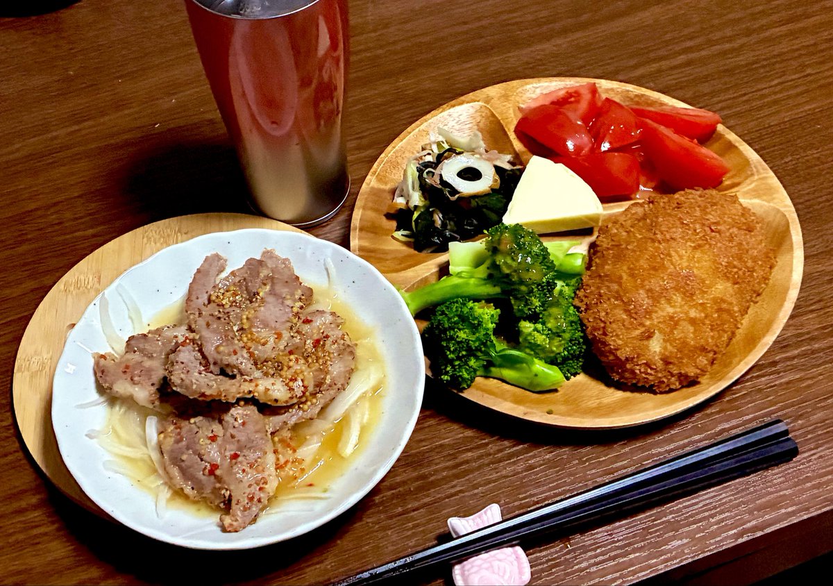 P0c0Calando's tweet photo. 珍しく夜に肉
冷凍庫の中を片付けないと💦

気力は湧かないしずっとあったこち痛くて血が出てるけど、身体は超絶元気で動いちゃうから変なのよ。笑

具合悪いだの、病院行くだのと、お仕事休んでられないしね。

さー！しっかり飲んで、明日も頑張りましょう🍶 https://t.co/IwlFF8gbvr