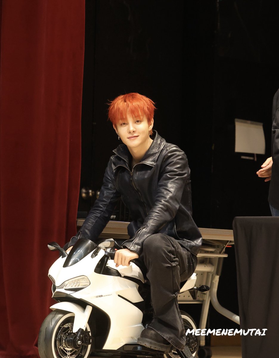 JIHOON_BASE's tweet photo. #JIHOON YGSELECT fansign 🐶 https://t.co/ECkO8uBv62