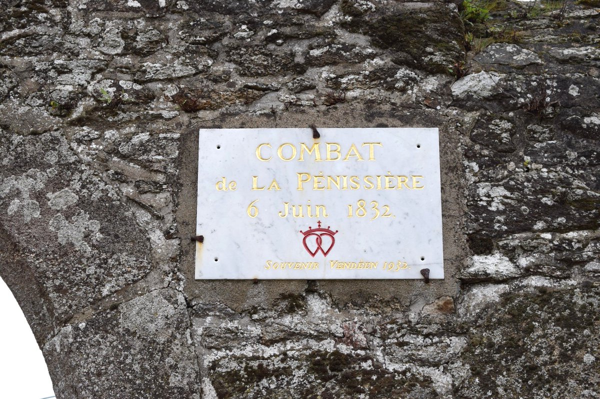Petit_Lay's tweet photo. Le 6 juin 1832, une poignée de Vendéens fidèles à la duchesse de Berry, retranchés dans le château de la Pénissière (La Bernardière, #Vendée), résistent aux troupes orléanistes venues de Clisson. Ces dernières, subissant de lourdes pertes, finissent par incendier le château. https://t.co/guReW24yde