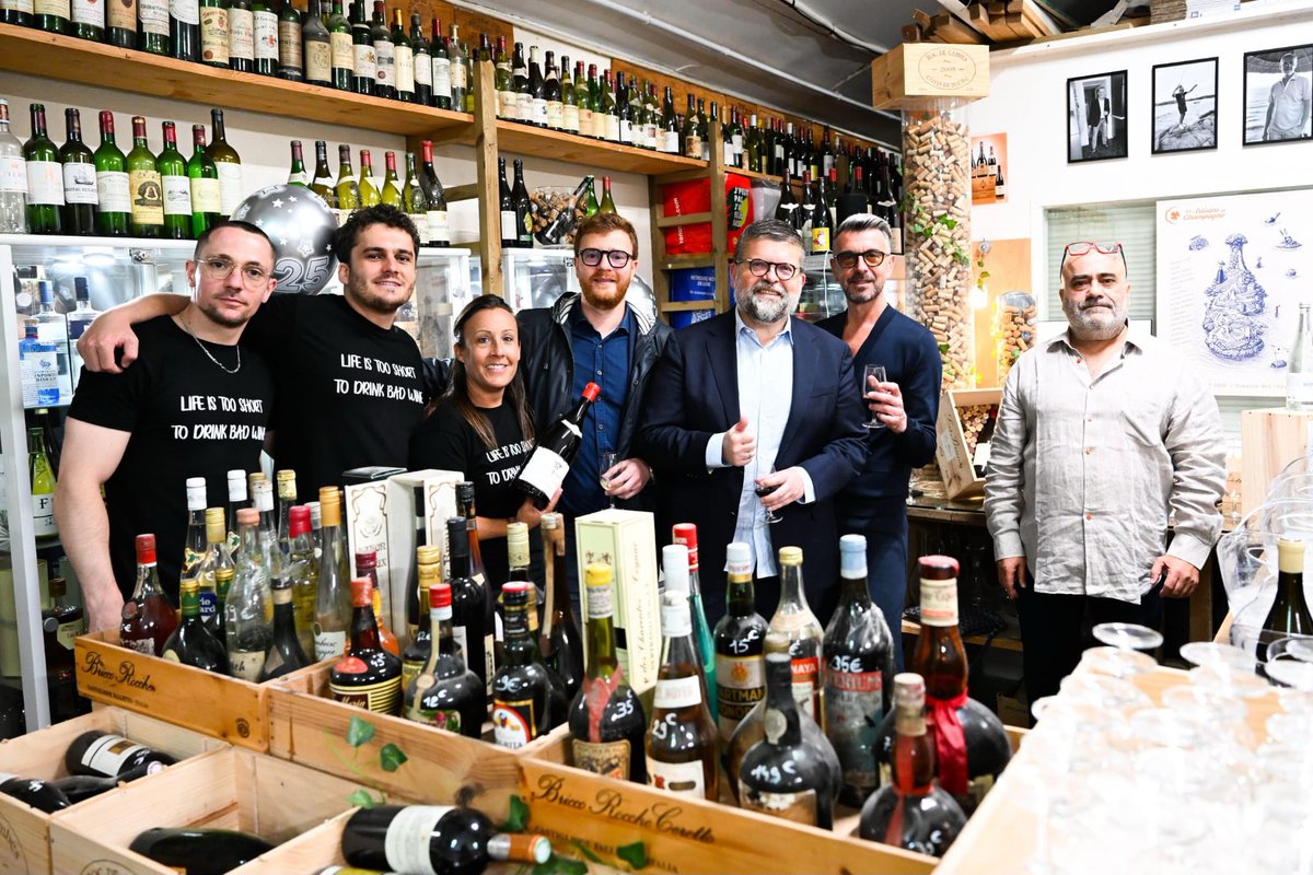 luccarvounas's tweet photo. Notre caviste Arômes situé au 5 rue Pierre Leroux @Alfortville_94 célèbre aujourd’hui son 25ème anniversaire. 25 années à vous faire découvrir l’œnologie et nos plus célèbres cépages, avec un accueil expert et chaleureux. 1/2 https://t.co/PxnG5h4szB