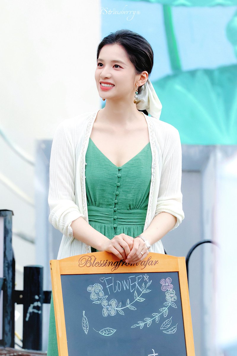 Withjingyi_TH's tweet photo. 260606 (1/2) 

💚👸💐

#ATouchOfGreen​ #จางจิ้งอี๋​ #Zhangjingyi https://t.co/MY7W0Ww7Uu