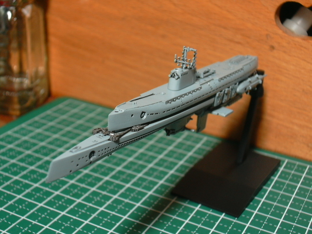 nbr_oqlb's tweet photo. やる気がモリモリと湧いてきたので突貫でオレ宇宙戦艦「強襲雷撃艦　仙水」を作りました。
パーツ取り用のハセガワＷＬ「日本潜水艦　伊３７０／６８」と１／７２航空機用武装セットを切り張りした物を缶スプレーの明灰白色とエナメルの黒でウォッシングして完成です。 #DHPトラッシュ https://t.co/HeNqyoaPRC