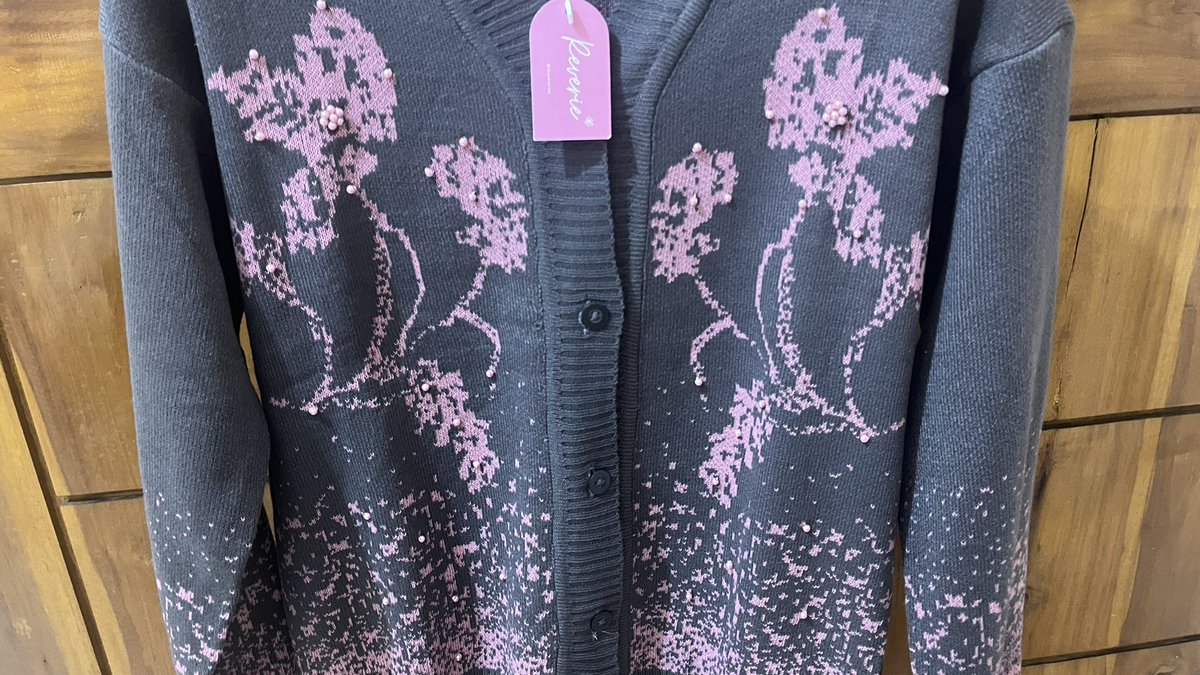 lowkeypictt's tweet photo. 🩶 cardigan bkk ala ala claude marvin
udh di payet mutiara jadi mikin miripp😆🩷 bahan knit halus ga nerawang!
🪷 hitam size M, abu size L yaa
💸 180k / each
bisa orenn cod yaah #zonauang #zonajajan https://t.co/ulRGavT2A2