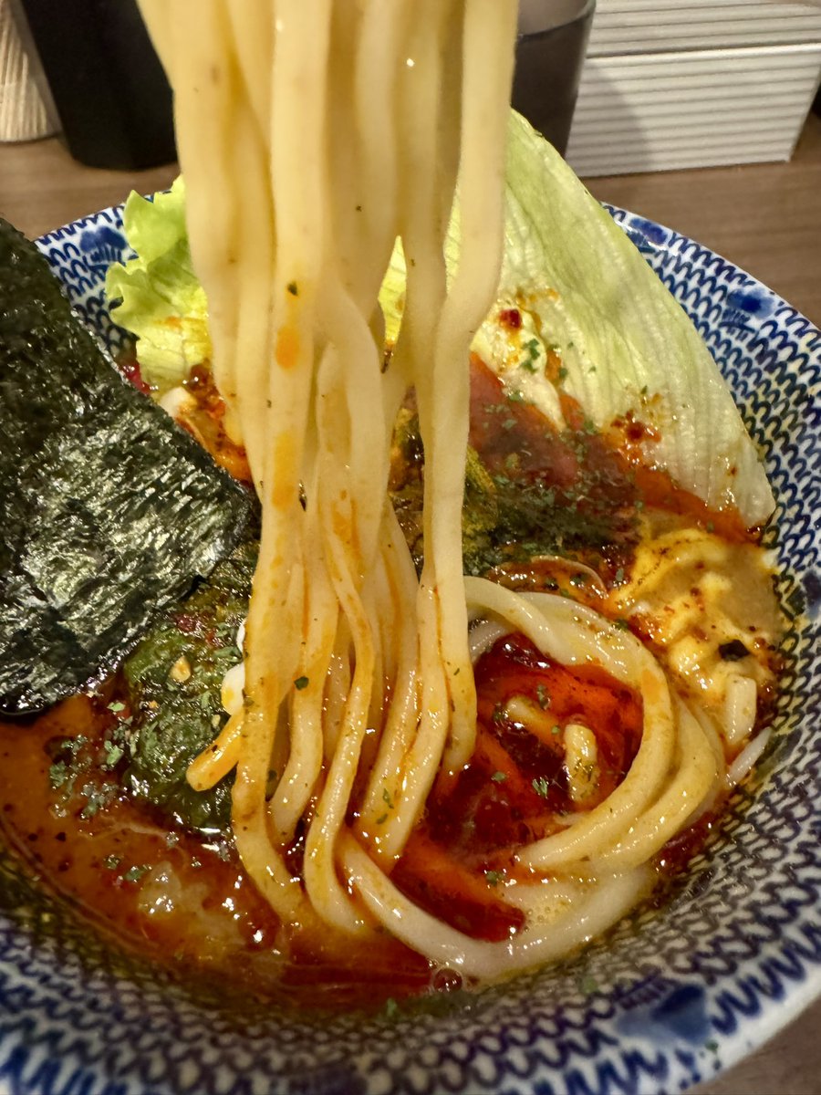 itinitiitimen6's tweet photo. 狼煙 東大宮店
攻めすぎたかれーつけ麺R
+とろけるチーズ・釜玉 

華金しごおわで唐突に東大宮欲が湧いて此方へ！久々攻めすぎカレーを釜玉全卵でオーダー、旨ダレ卵麺単体でしばらく楽しんだら辣油増しでチーズ溶け込む絶品カレーつけ汁と合わせて美味すぎる！お馴染みライブ接客も健在で満足度文字数 https://t.co/DWj4ob1uDx