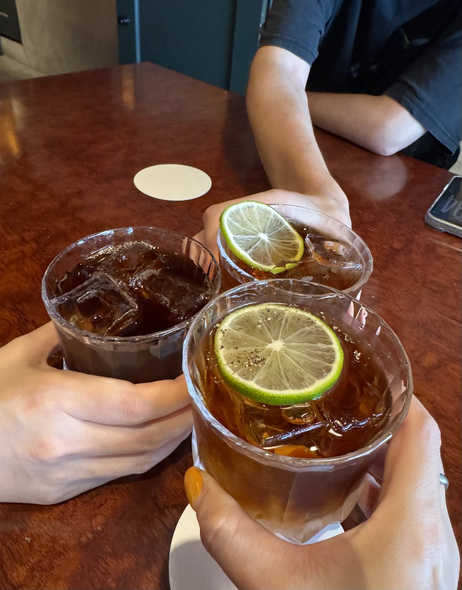 _pe_co_graph's tweet photo. 昨日は蔵前で3軒ハシゴ酒からの三茶シーシャからのたんく宅泊まってランチ＆カフェ飲みたのしかった〜！デザフェスがようやく終わって久々にめちゃ飲んだ〜〜〜ってかんじの金曜で最高だった😭✨たんくさん、トゥットゥ遊んでくれてありがと🥳 https://t.co/Ps1OuMmucG