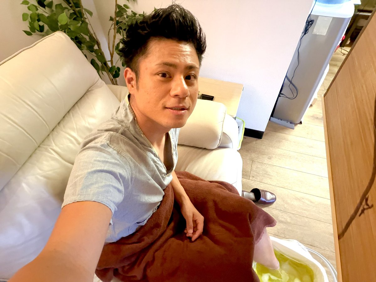 w_ding777's tweet photo. 大阪ワンマンライブ、
最高の盛り上がりをありがとうございました。

そして久しぶりに赤星ビールを解禁し🍻
ほっと一息と思いきや、
なぜか足ツボマッサージ（激痛）にいます。

足の指をグリグリされて不安です。
応援のほど宜しくお願いいたします。 https://t.co/4TKGZWDRXP