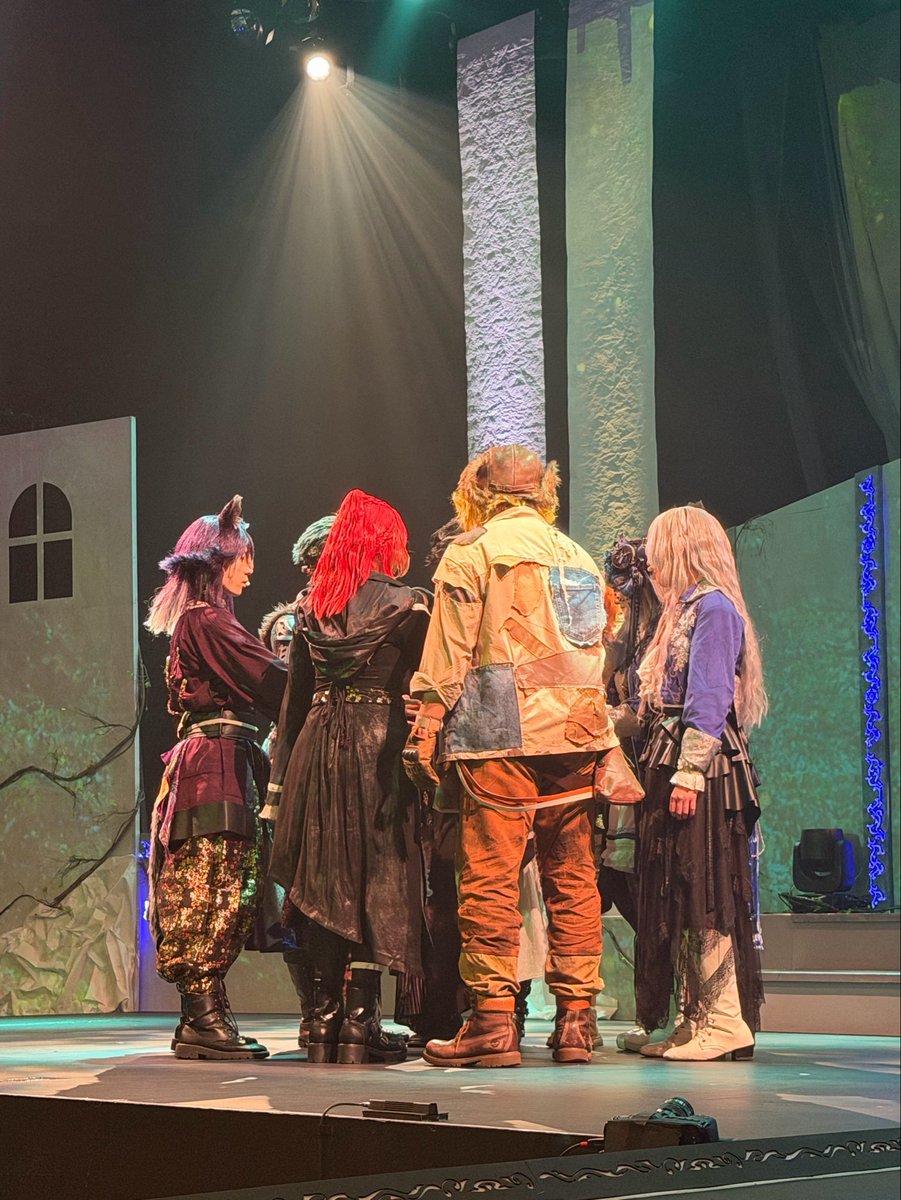 shtk_stage's tweet photo. #金稼ぎのペテル
#金ペテ #ゲキペテ2026

劇場で撮った色んなフォトを🎞️
素敵な思い出がいっぱい🫧

①ミレイさんに遭遇👀

②開演前の円陣🔥

③一目惚れしたナーツさん💫
可愛くてダンスもとっても素敵でした🩰

④記念の集合チェキ📸
ちゃっかりステラのステッカーも💠 https://t.co/gRvsoup4EE