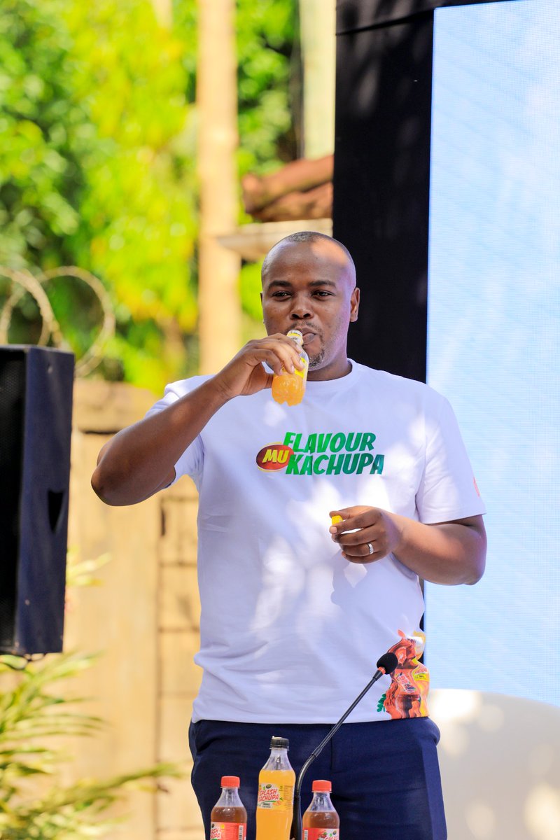 Splash_Ug's tweet photo. Our Marketing Manager knows exactly what it takes to power through the weekend: an ice-cold #SplashKachupa

Have you had yours today?
#FlavourMuKachupa https://t.co/KxFINbp3OZ