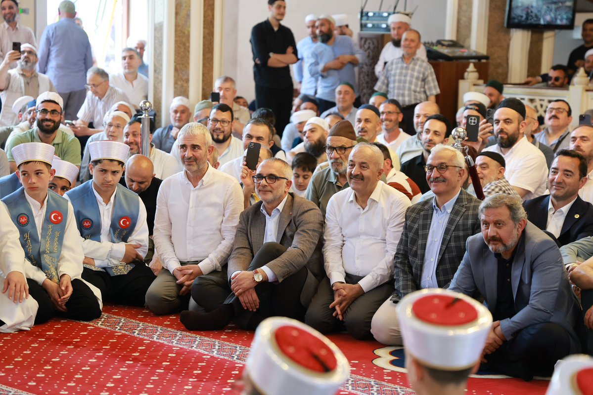 zinnurbuyukgoz's tweet photo. Gebze Müftülüğümüzün uhdesinde düzenlenen; Hicret, Fatih Sultan Mehmet ve Şehit Ömer Halisdemir Kur'an Kurslarımızın Hafızlık ve İslam İlimleri İcazet Merasimi’ne; Kocaeli Milletvekilimiz Mehmet Akif Yılmaz, Kaymakamımız Mehmet Ali Özyiğit, Kocaeli Büyükşehir Belediyesi Başkanvekilimiz Hasan Soba ve İlçe Başkanımız Recep Kaya birlikte katıldık.

Kur’an-ı Kerim’i hıfz ederek gönüllerimizi gururlandıran hafız evlatlarımızın bu anlamlı başarılarına şahitlik etmekten büyük bir mutluluk duyduk. Bu kutlu yolculukta evlatlarımızın yetişmesine emek veren hocalarımıza, her daim yanlarında olan ailelerine ve katkı sunan herkese gönülden teşekkür ediyorum.

Rabbim hafızlarımızın ilmini, ahlakını ve hizmetlerini daim eylesin; yollarını açık, bahtlarını güzel kılsın. İcazet alan tüm evlatlarımızı tebrik ediyor, başarılarının devamını diliyorum.