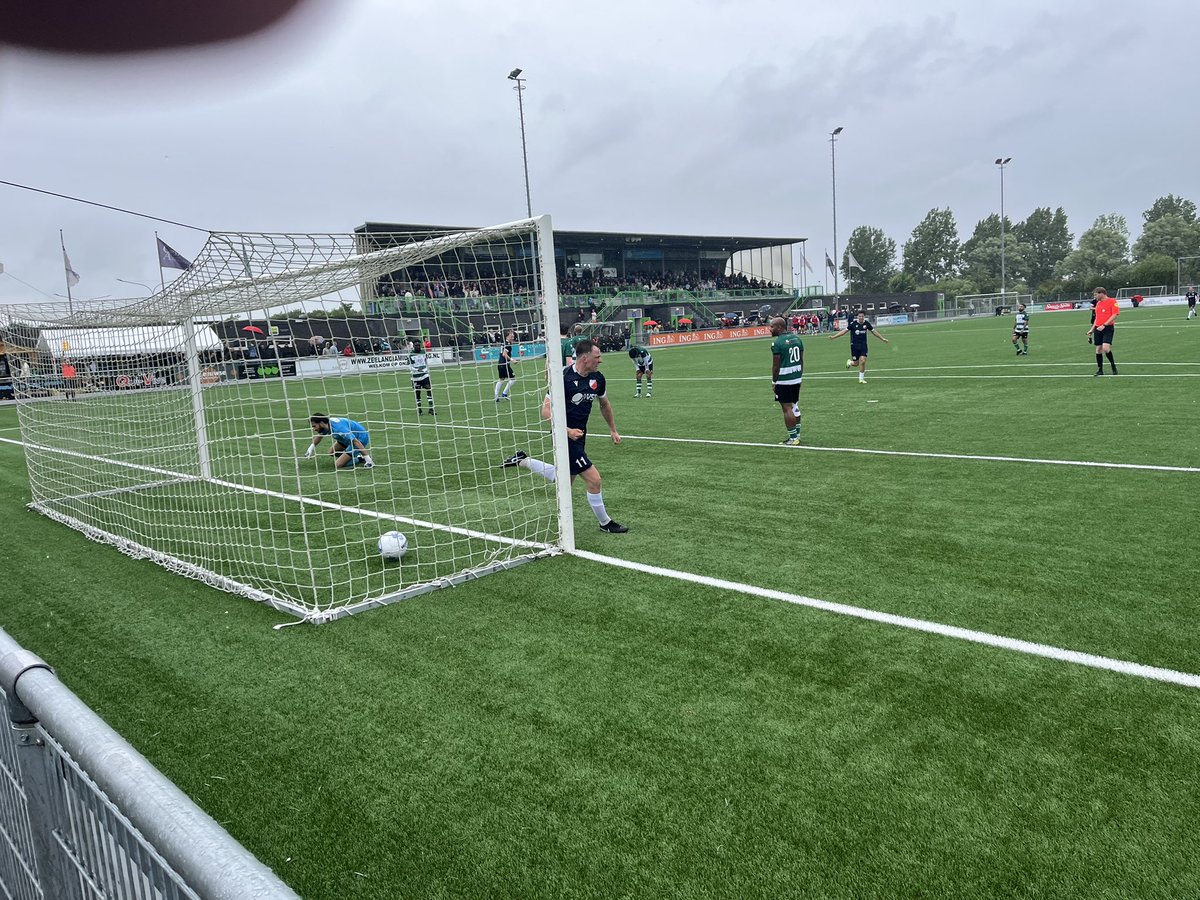 elButro9's tweet photo. Geen 2de goal voor @vvhardinxveld waar Collin de Kok van dichtbij binnen kopt maar de grens rechter afvlagt voor buitenspel - echt niet !!!
38 min
@RVoetbal 
@omroepzldsport https://t.co/Ae1zmJz1ww