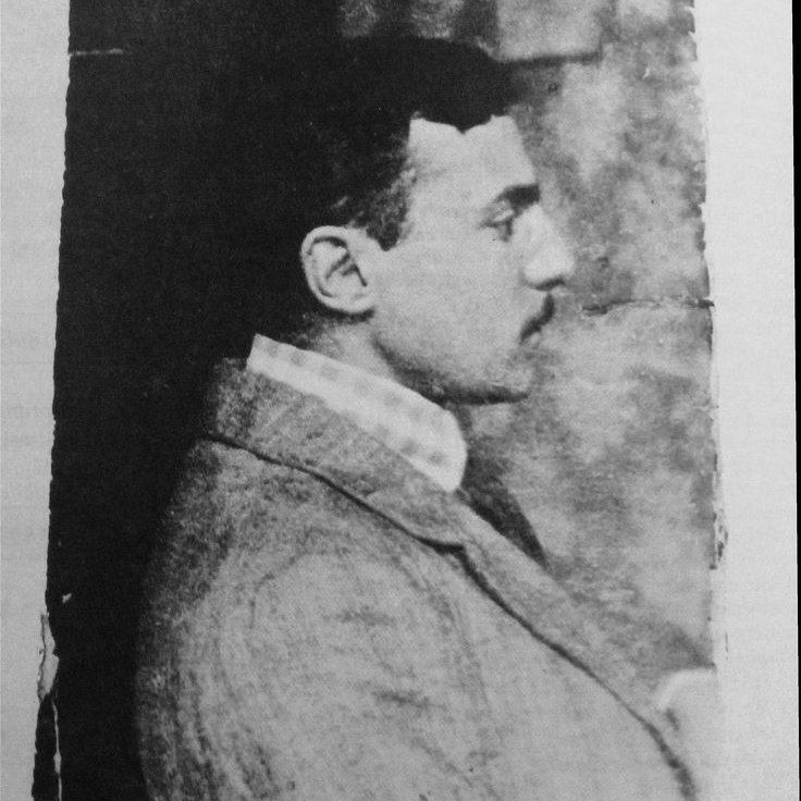guilherme94jose's tweet photo. Two rare photographs of Fernando Pessoa. https://t.co/aQr6kwcMn6