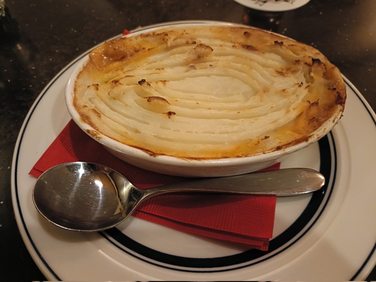 minerva_owl1's tweet photo. 詐欺に遭いました！
ブリティッシュパブに行ったのですが、イギリス料理はまずいと聞いていたのに、出されたイギリス料理が全部おいしかったです！信じられません！
大幅減点して100点満点中3500点です！ https://t.co/7yfJKFuFTZ