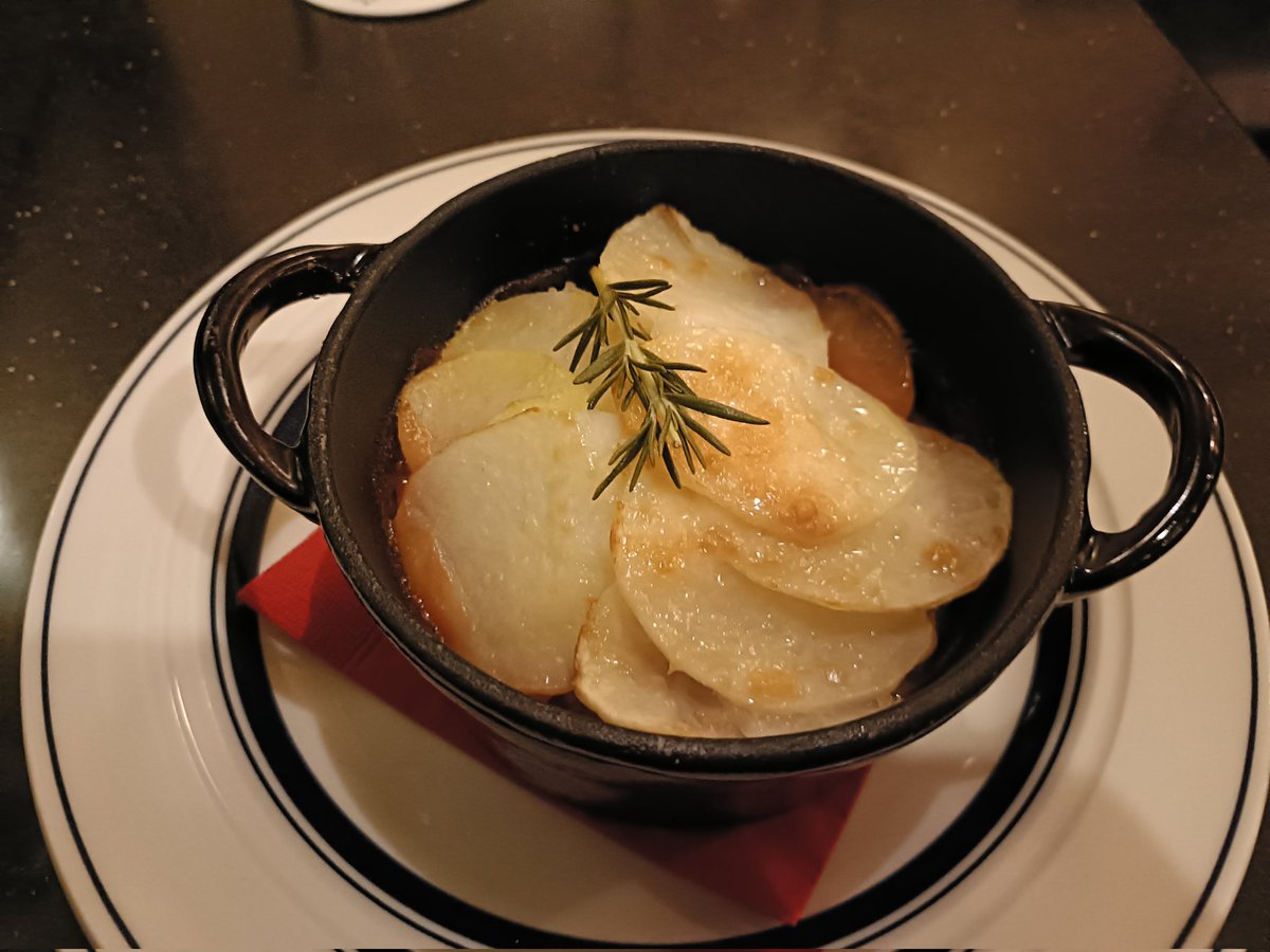 minerva_owl1's tweet photo. 詐欺に遭いました！
ブリティッシュパブに行ったのですが、イギリス料理はまずいと聞いていたのに、出されたイギリス料理が全部おいしかったです！信じられません！
大幅減点して100点満点中3500点です！ https://t.co/7yfJKFuFTZ