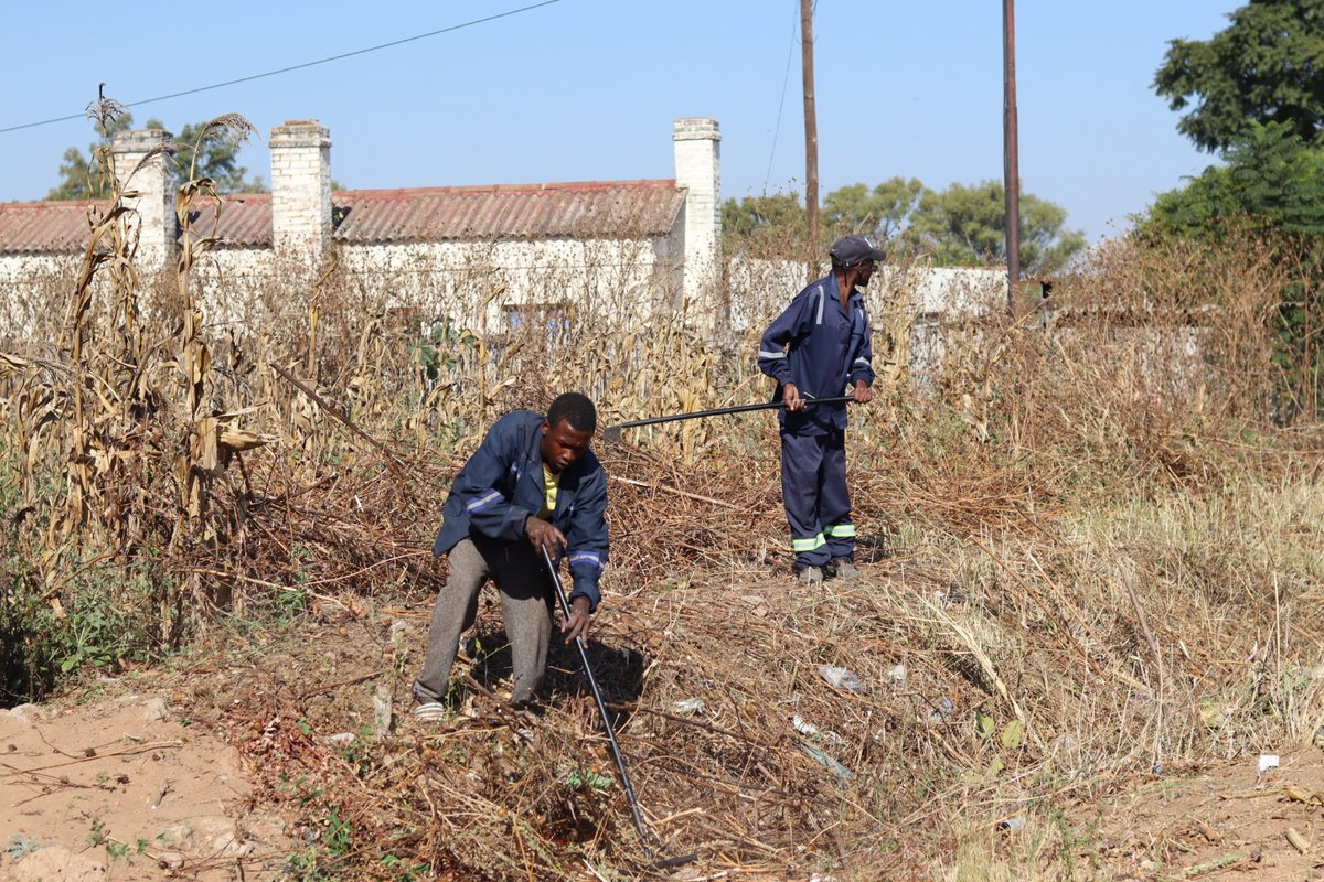 mafakela_hetf's tweet photo. Yesterday, a team of dedicated volunteers came together to assist at the home of a vulnerable resident whose property had become heavily overgrown with grass, shrubs, &amp; trees, posing health, safety, &amp; environmental concerns for both the household &amp; surrounding community. #MHETF https://t.co/i7ClqB98ln