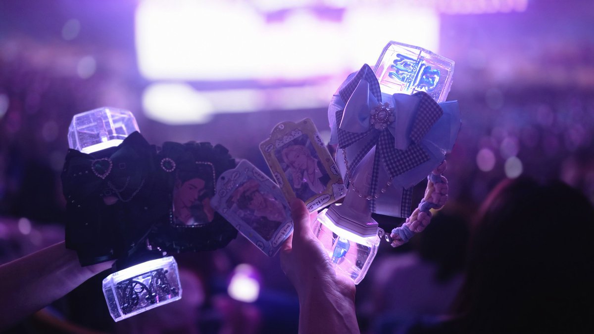 plave_and_'s tweet photo. 위버스콘 사레레하는 플리들 너무 귀엽구 응원하는 플리는 진짜 멋졌어요 애들한테도 응원이 다 잘 닿아서 너무 뿌듯😍 집가는 길인데 목아프네요😆 
오늘 여러 곡해서 좋았고 콘서트 빨리 가고싶어요!!!! 오늘도 완전 빛났다 플레이브!!!💙💜💗❤️🖤 https://t.co/5jMoNAMZCD
