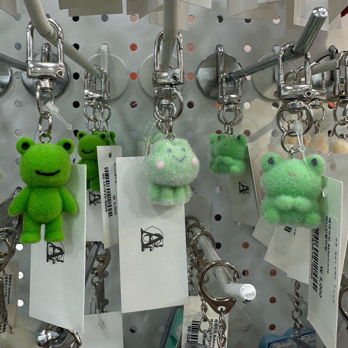 chaemaneul's tweet photo. 오늘 나갔다가 형원이 칭구들 많이 보고 왔어 🐸💚 https://t.co/DnuFYBdQZa