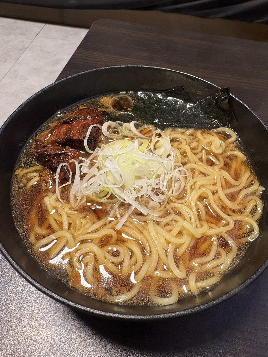 NineTails_blue's tweet photo. 醤油ラーメン
初めて作ってみました！

スープは
チャーシューの煮汁をかえしに利用しており
鶏ガラベースでニンニクのパンチを効かせてます！

美味いです！ https://t.co/lUlfuEdPXW