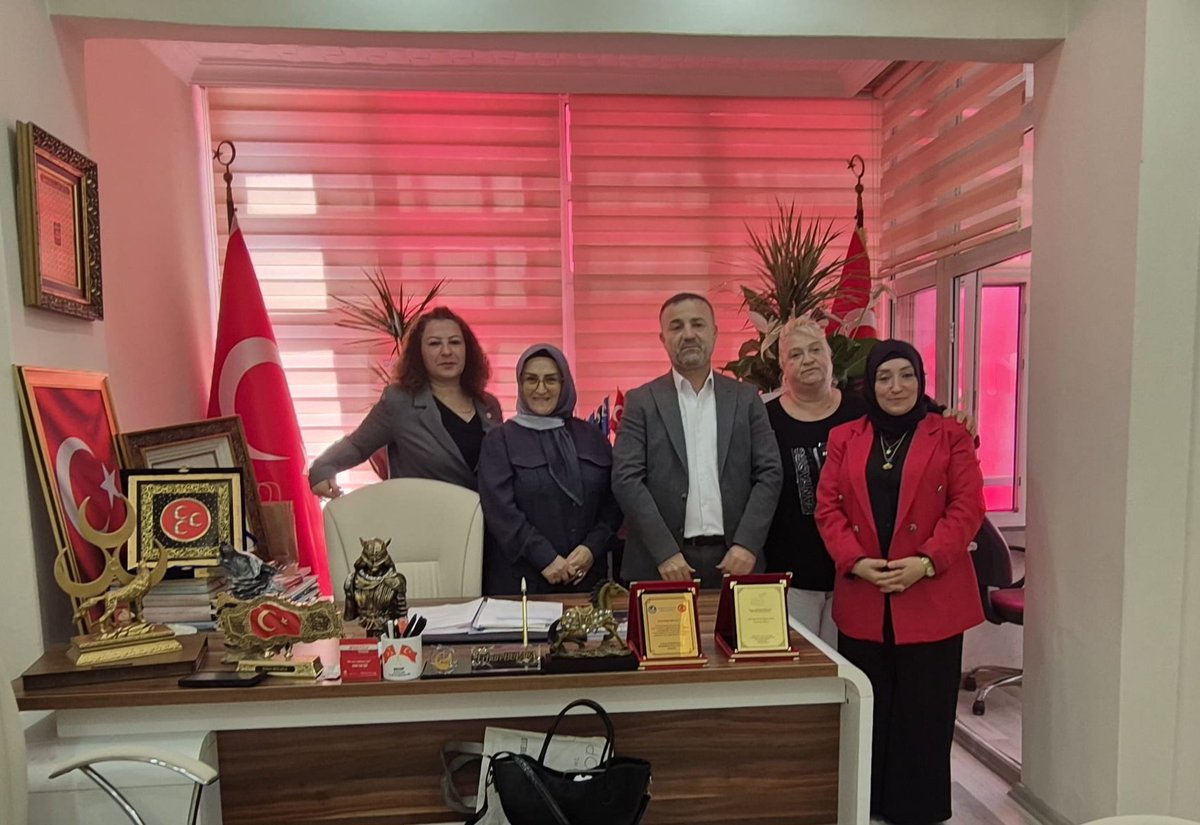 mhpavcilarilce's tweet photo. İstanbul Van İli, İlçe ve Beldeleri Yardımlaşma ve Dayanışma Derneği Kadın Kolları Başkanı Sayın Keziban Sasa ve Mütevelli Heyeti, İlçe Başkanımız Sayın Erhan Bulaca’yı ilçe başkanlığımızda ziyaret etmiştir.

Nazik ziyaretleri ve samimi sohbetleri için kendilerine teşekkür ediyor, çalışmalarında başarılar diliyoruz.
@_MHPistanbul_ 
@BBvolkanyilmaz 
@rahmancanmhp 
@erhanbulaca