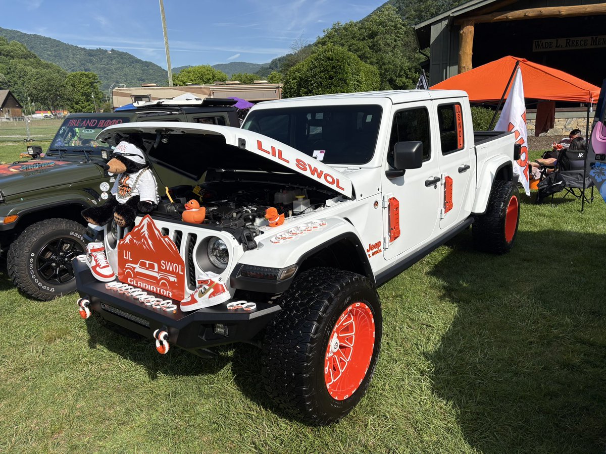 bbeeler82's tweet photo. First show of the year, WNC JeepFest 2026 Maggie Valley, NC. Great weekend, Great weather. #LILSWOL @WristbandBros #expresswhatmatters https://t.co/NoOxrwt9Bk