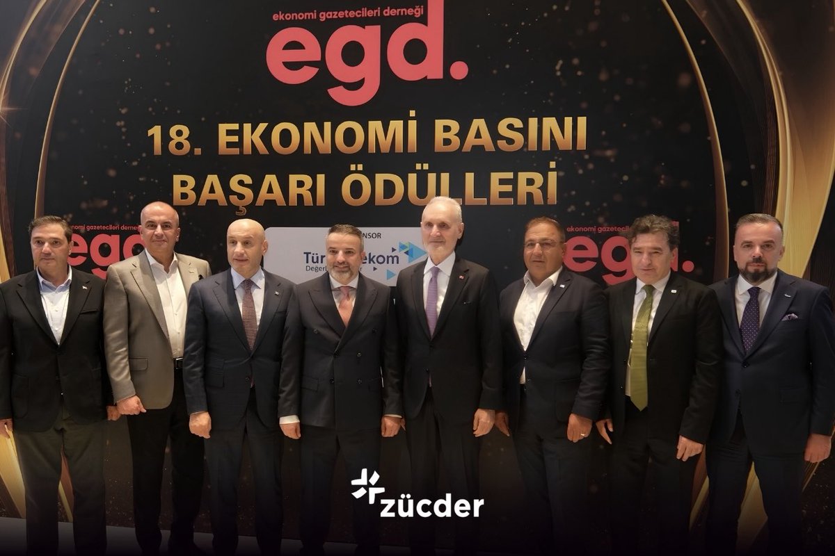 ZUCDER's tweet photo. Ekonomi Gazetecileri Derneği (EGD) tarafından düzenlenen 18. Ekonomi Basını Başarı Ödülleri Töreni’ne Yönetim Kurulu Başkanımız Sn. Burak Önder katılım sağladı ve ödüle layık görülen basın mensuplarına plaket takdim etti. https://t.co/cbYYtvbRjk