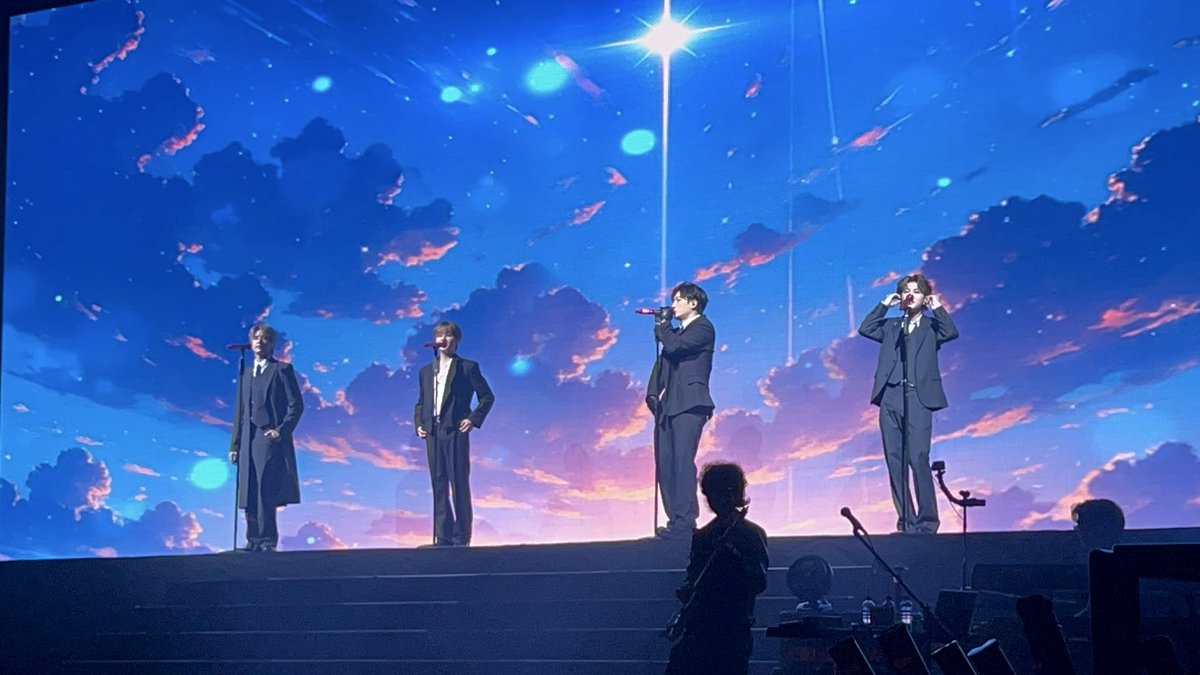 kairuyi's tweet photo. i feel so lucky that the vip ticket seats we got were close to the stage 🥹 it’s crazy how handsome they are, the cameras and videos don’t do them justice !! my heart is so full and I’m so glad I started listening to them in 2018 🥹🥹 https://t.co/JmoD9qDTsA