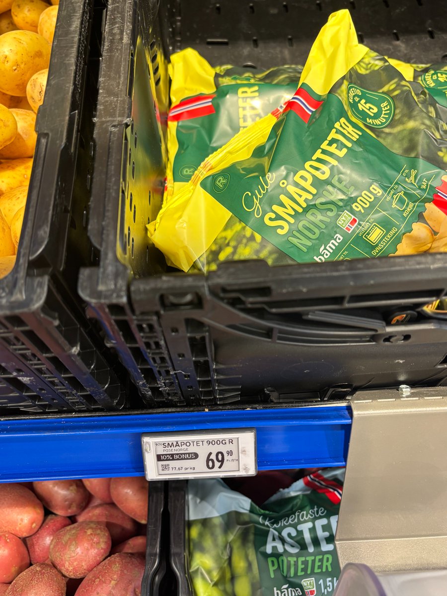 Thomashornall's tweet photo. 1kg of British baby potatoes in Waitrose/ Sainsbury's: 

•  £1.05 (13.5 NOK)

900g of Norwegian baby potatoes in Rema 1000 

•  £5.55 (70 NOK) 

That's nearly 6x the price per kg👀 https://t.co/Sf7JYucFUF