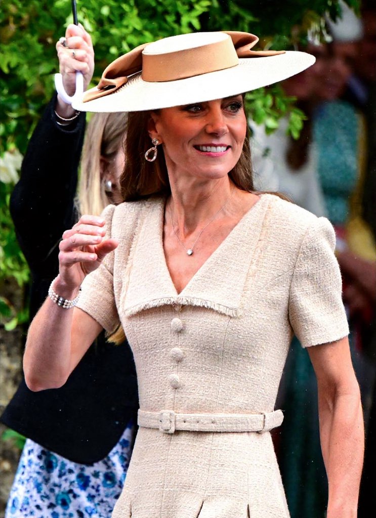 tokkianami's tweet photo. The Princess of Wales departing from the church after attending the wedding of Peter Phillips and Harriet Sperling. https://t.co/Dqz4zqHBBl