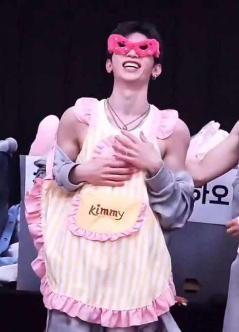 binneulcore's tweet photo. I shall write neul wearing this for bin but feeling so shy and timid he flushes pink and red everywhere visible while bin teases him by lifting the apron with his curious, exploring hands... yes https://t.co/V3n5cb5LnR