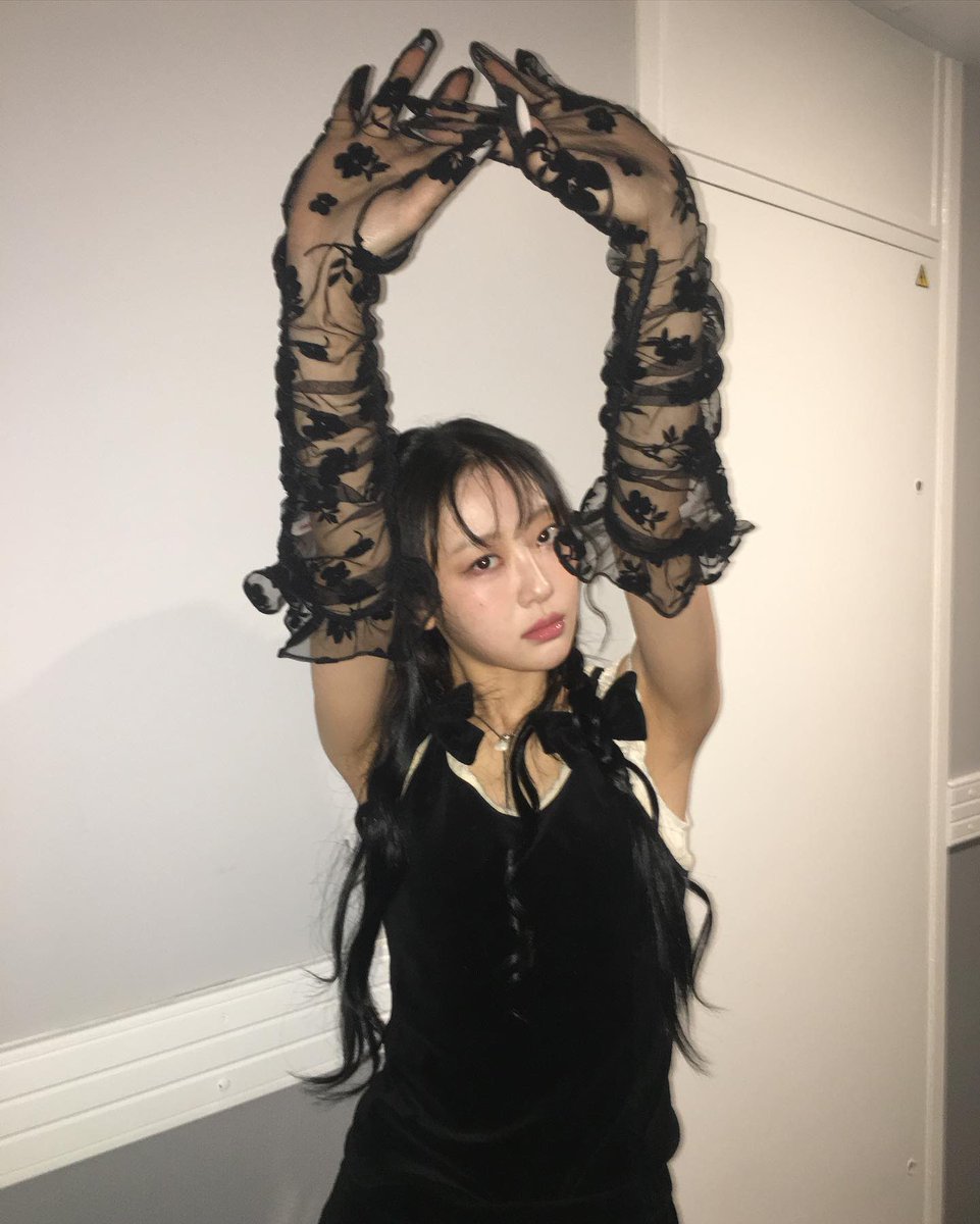 95KUKS's tweet photo. lace gloves https://t.co/9B5yoehj17