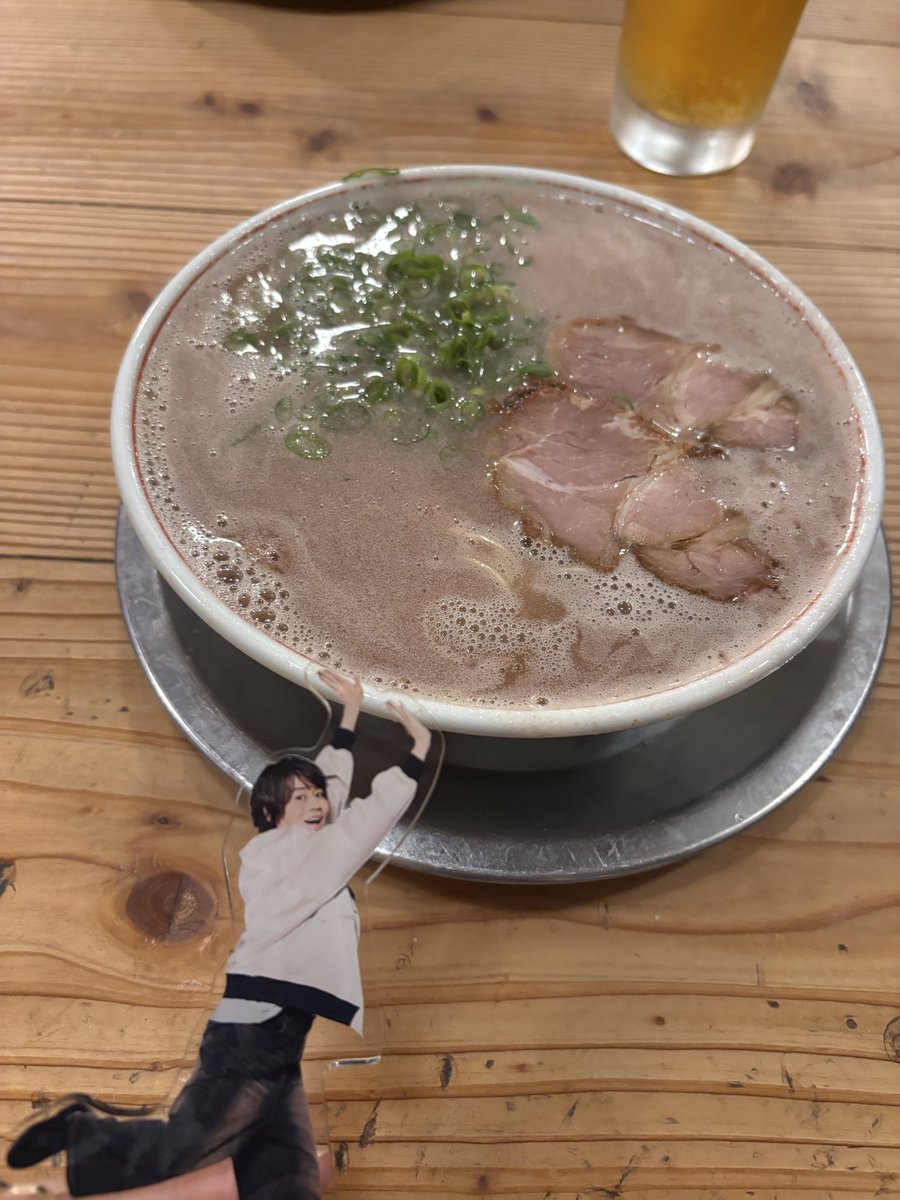 nat_mk_n's tweet photo. 夜はMCで言ってたラーメン食べた！
関係ないけどラーメン大好きなプラスチックの人間連れてきてたのでパシャリ
懐かしの占い機器もあった！ https://t.co/rAzRGkOPK1