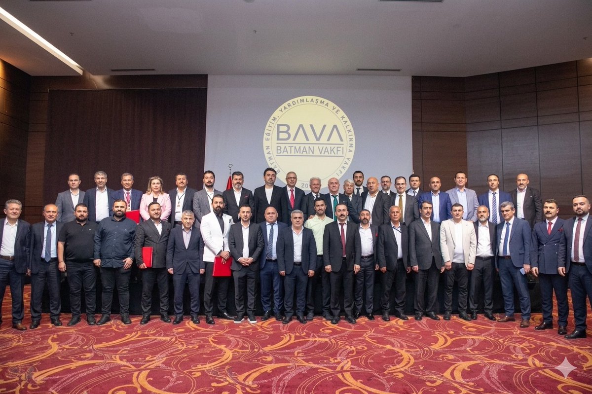 batmanvakfi_org's tweet photo. Batman Vakfı olarak düzenlediğimiz Tanıtım Gecemiz, büyük bir coşku, gönül birliği ve yoğun katılımla tamamlanmıştır.
Uzun zamandır bir araya gelme fırsatı bulamayan kıymetli hemşehrilerimiz, bu güzel gecede hasret ve özlemler giderildi, muhabbetler pekiştirildi. Batman Vakfı Tanıtım Gecesinde gönüllerin buluştuğuna şahit olundu. 
Batman’ımızın kadim kardeşlik iklimini, dayanışma ruhunu ve sıcak insanlığını her zamankinden daha güçlü hissettiğimiz bu gece, birçok misafirimizin ifade ettiği gibi örnek teşkil edecek kadar muhteşem ve özel bir gün olarak hafızalarda yerini aldı.
Bu anlamlı organizasyonu düzenleyerek, tüm Batmanlıların birbirleriyle kaynaşmasına, kenetlenmesine vesile olmaktan dolayı tarifsiz bir onur ve mutluluk duyuyoruz.
Bu duygularla;
•Başta Mütevelli Heyetimiz olmak üzere,
•Vakfımıza gönülden sahip çıkan, Türkiye’de bulunan tüm hemşehrilerimize, emeğini ve desteğini esirgemeyen tüm hayırseverlerimize, bürokratlarımıza, iş insanlarımıza, sivil toplum önderlerimize, basın mensuplarımıza, 
•Geceye teşrif ederek bizleri onurlandıran tüm misafirlerimize,
•Ve organizasyonun her karesinde gece gündüz çalışan gönüllü ekibimize yürekten teşekkür ediyoruz.

Batman Vakfı