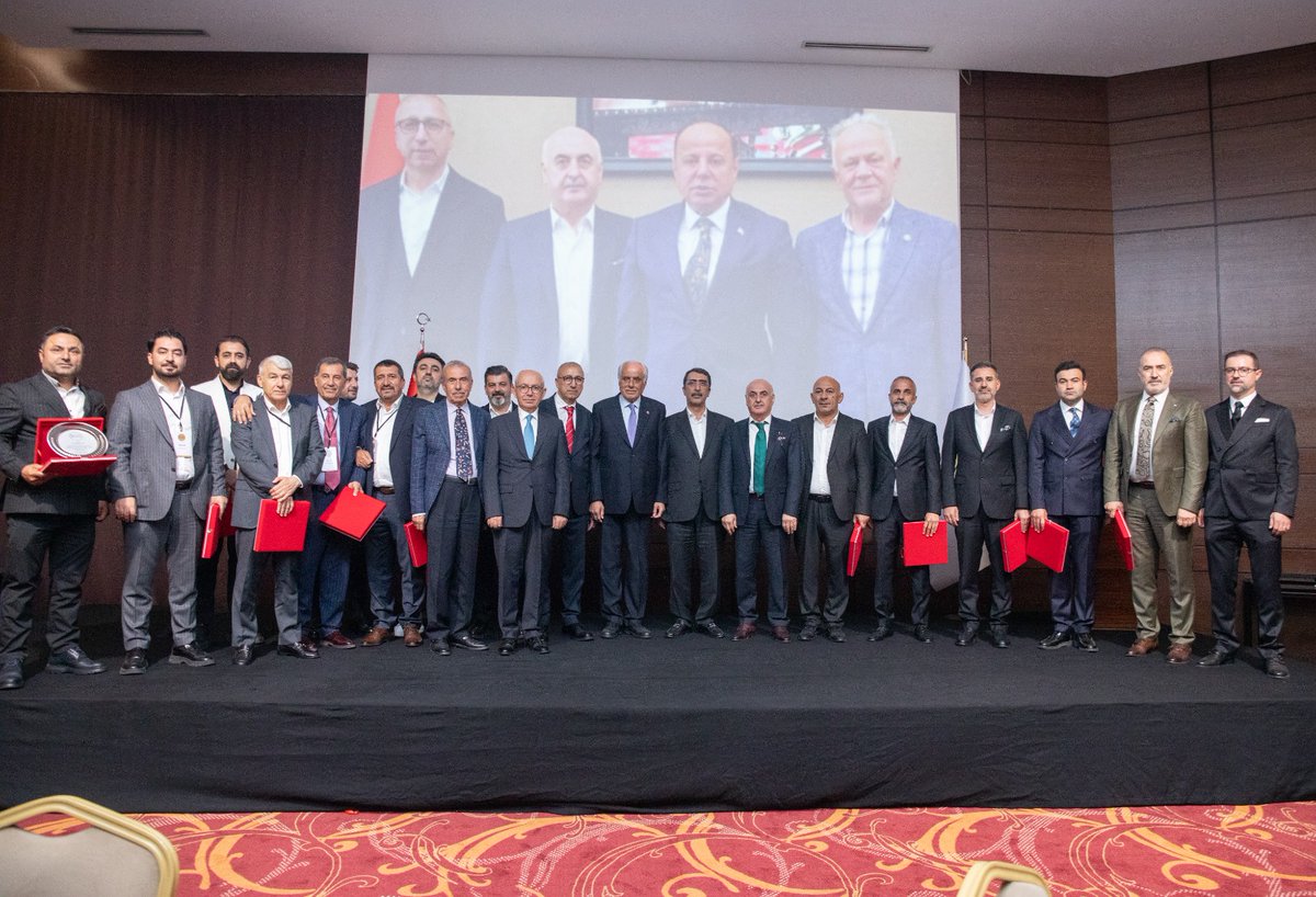 batmanvakfi_org's tweet photo. Batman Vakfı olarak düzenlediğimiz Tanıtım Gecemiz, büyük bir coşku, gönül birliği ve yoğun katılımla tamamlanmıştır.
Uzun zamandır bir araya gelme fırsatı bulamayan kıymetli hemşehrilerimiz, bu güzel gecede hasret ve özlemler giderildi, muhabbetler pekiştirildi. Batman Vakfı Tanıtım Gecesinde gönüllerin buluştuğuna şahit olundu. 
Batman’ımızın kadim kardeşlik iklimini, dayanışma ruhunu ve sıcak insanlığını her zamankinden daha güçlü hissettiğimiz bu gece, birçok misafirimizin ifade ettiği gibi örnek teşkil edecek kadar muhteşem ve özel bir gün olarak hafızalarda yerini aldı.
Bu anlamlı organizasyonu düzenleyerek, tüm Batmanlıların birbirleriyle kaynaşmasına, kenetlenmesine vesile olmaktan dolayı tarifsiz bir onur ve mutluluk duyuyoruz.
Bu duygularla;
•Başta Mütevelli Heyetimiz olmak üzere,
•Vakfımıza gönülden sahip çıkan, Türkiye’de bulunan tüm hemşehrilerimize, emeğini ve desteğini esirgemeyen tüm hayırseverlerimize, bürokratlarımıza, iş insanlarımıza, sivil toplum önderlerimize, basın mensuplarımıza, 
•Geceye teşrif ederek bizleri onurlandıran tüm misafirlerimize,
•Ve organizasyonun her karesinde gece gündüz çalışan gönüllü ekibimize yürekten teşekkür ediyoruz.

Batman Vakfı