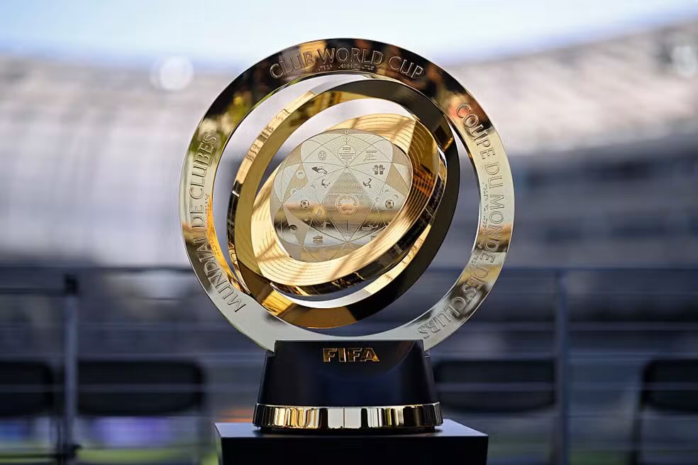 crfmattos's tweet photo. Minha preocupação é que temos um elenco muito envelhecido e vamos precisar trocar muitas peças para o ano que vem.

Se o clube termina a temporada sem um título importante, vai impactar todo o planejamento de 2027.

Em 2029 tem o Supermundial, e pelo menos 70% do nosso elenco não vai chegar com idade e saúde para jogar.

É ficar de olho como essa estruturação vai ser feita. 

Do elenco atual profissional, só Samuel Lino, Plata, Evertton Araújo, Andrew e Vitão terão menos de 30 anos.