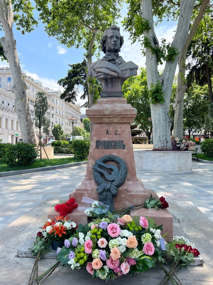 VSalamov51528's tweet photo. Памятник Пушкину в Тбилиси-здесь и сейчас.🥰Любят ЕГО у нас.👍 https://t.co/i0Ps7zvWlr