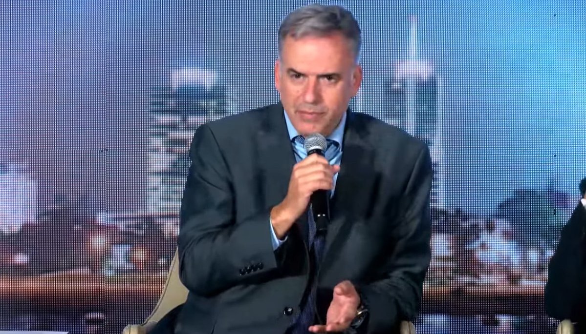 AgendaCAF's tweet photo. 🇺🇾 A partir del 1 de julio, Uruguay asumirá simultáneamente la Presidencia del Directorio de @AgendaCAF, la Presidencia Pro Témpore de la CELAC y la del @mercosur —tres espacios clave para la integración regional.

Desde CAF, esto representa una oportunidad para seguir tendiendo puentes entre los países de la región. Como afirmó el presidente @OrsiYamandu: "Uruguay es un país de consensos y de construcción de puentes".

Estas declaraciones tuvieron lugar en el Foro Uruguay–UE: "Nuevo horizonte de negocios con la puesta en marcha del Acuerdo UE–Mercosur", organizado por @FEuroamérica y la @UEenUruguay @EU_Commission, con el apoyo de @AgendaCAF.