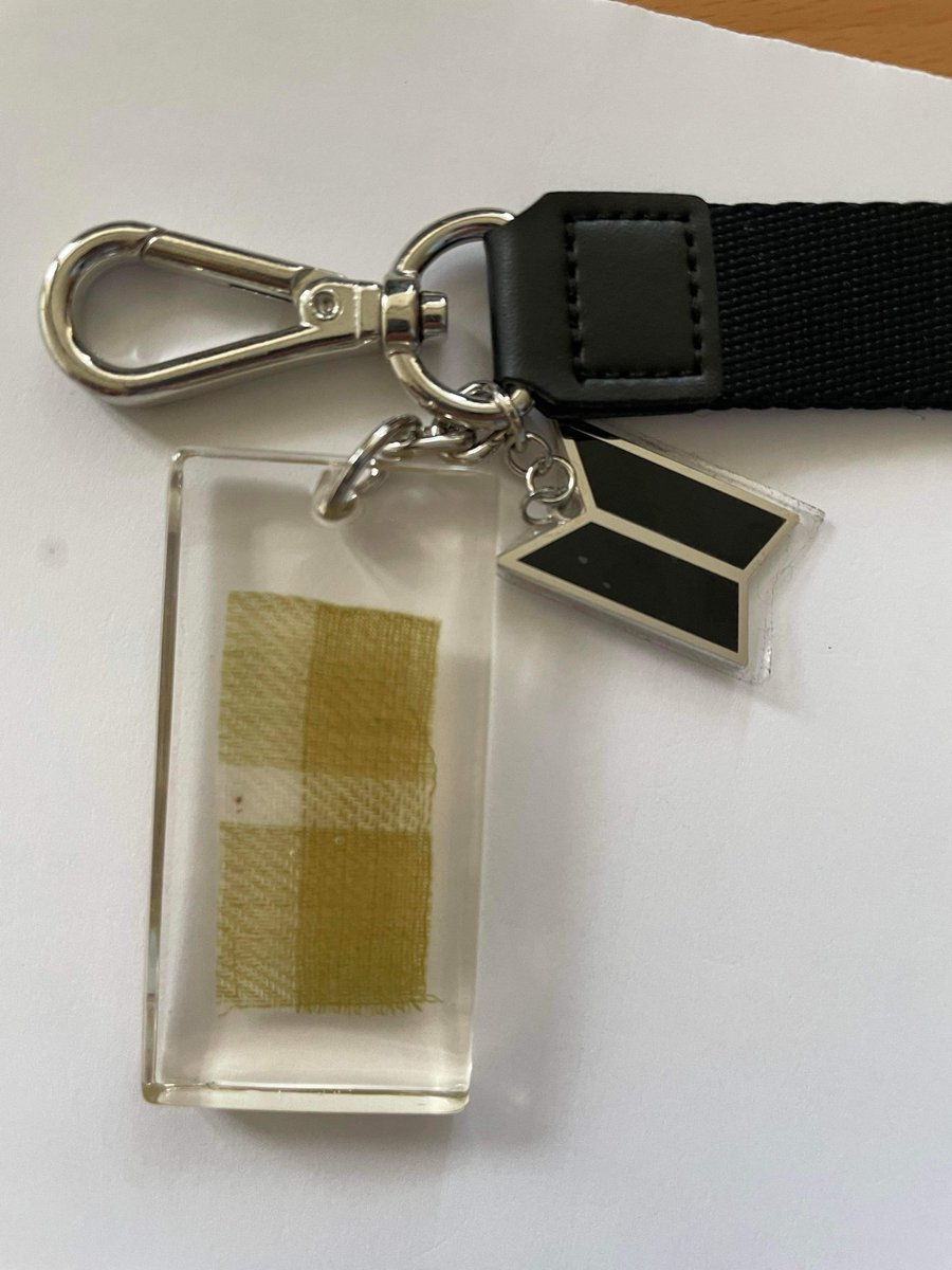 Cambear's tweet photo. Since people are posting....anyone know what these Hybe Insight swatches are from? 

I have all the plaids! 🤣 There's green keychain and a very dark (almost black) cube.

I wish they at least labeled the members like the Re:Code bags. https://t.co/choNw8H19E