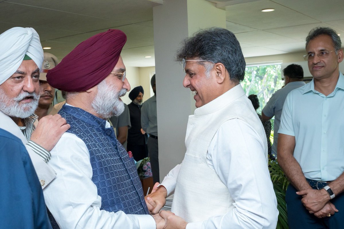ManishTewari's tweet photo. A welcome hug to Lt Governor of Delhi Ambassador Taranjit  Sandhu at a lunch hosted in his honour by Babbu Tir and Gurmohan Sandhu at the Chandigarh Golf Club today afternoon. https://t.co/eUz4Cuv4Kj