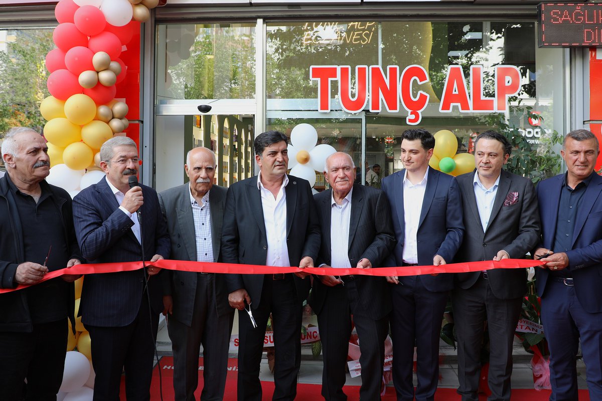 vantsokurumsal's tweet photo. Yönetim Kurulumuz, Komite Üyemiz ve Genel Sekreterimiz; Tunç Alp Eczanesi'nin açılışını katılarak "İş Yeri Siftah Sertifikası" takdim etti.

Açılışta konuşan Yönetim Kurulu Başkanımız Necdet Takva;

🔷Tunç Alp Eczanesi'nin açılışı vesilesiyle bu güzel günde, Van'ın güzel mevsiminde bir aradayız. Eczacı Sayın Muhammet Yiğit Karakaş'ı tebrik ediyorum. Onlar sağlık sektörünün en önemli halkalarından biri. Dolayısıyla büyük bir cesaretle genç girişimci kardeşimiz burada eczaneyi açıyor. Hayırlı ve uğurlu olmasını diliyorum.

🔷Yarın Dünya Kahvaltı Günü. Biliyorsunuz ki her yıl Haziran ayının ilk pazar günü Dünya Kahvaltı Günü'nü kutluyoruz. Kahvaltı sofrası bereketin, kültürün, kardeşliğin sofrasıdır. Dünyanın her yerinde kutlanıyor. Dışişleri Bakanlığı bu işi üstlendi, UNESCO onayladı. Bu sizin emeğinizdir, sizin kültürünüzdür, Van'ın projesidir. Bu heyecanı ve bu müjdeyi de paylaşmak istedim.

@NecdetTakva @VeyselParin @Omeryilmaz__