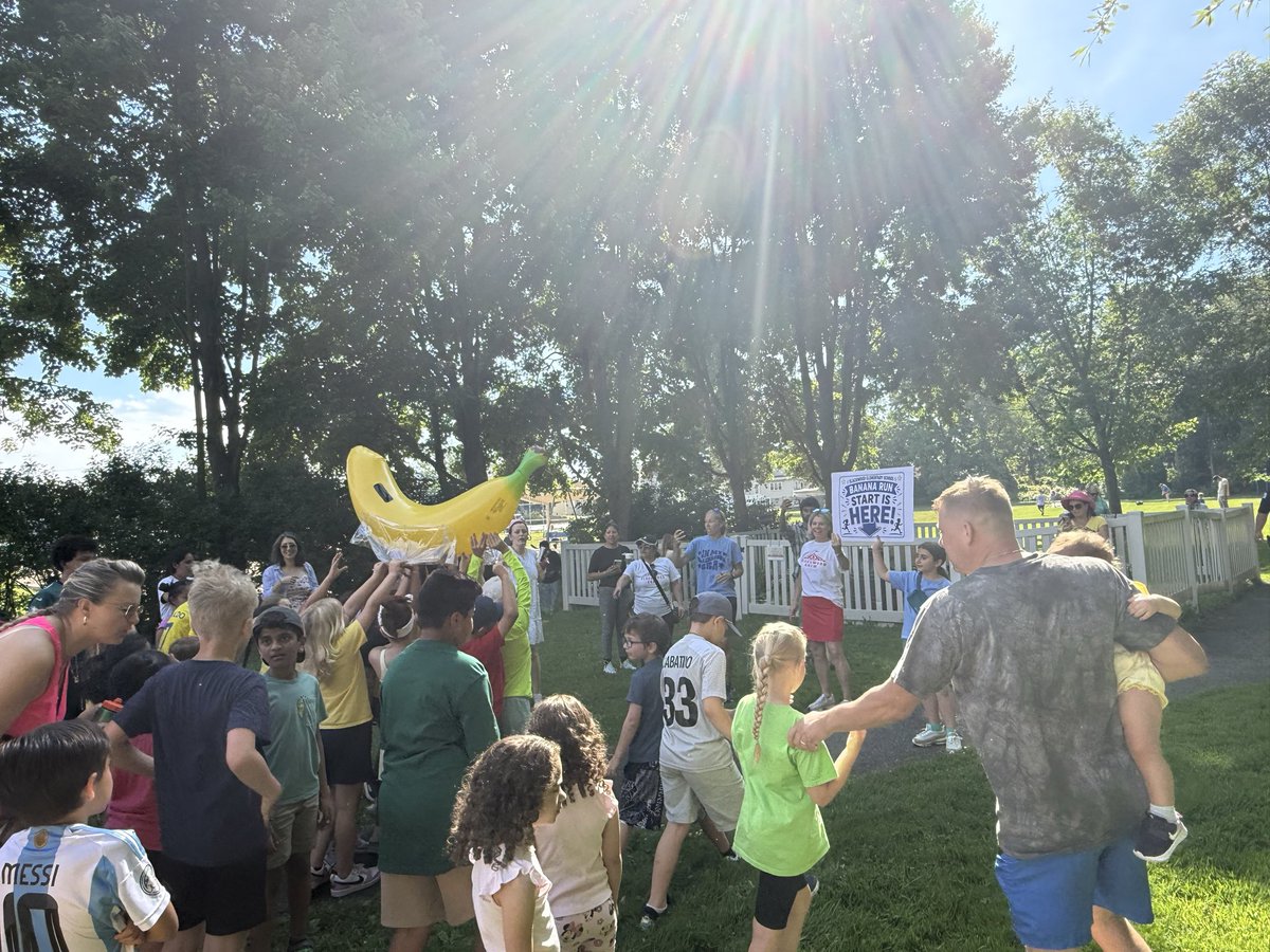 robyn_klim's tweet photo. Next up… Banana Run! 🍌 @NeelDesaiBA @VBekarciak @MuziLearningLab @slackwoodpto @SlackwoodSchool https://t.co/mWcTDRq7mV