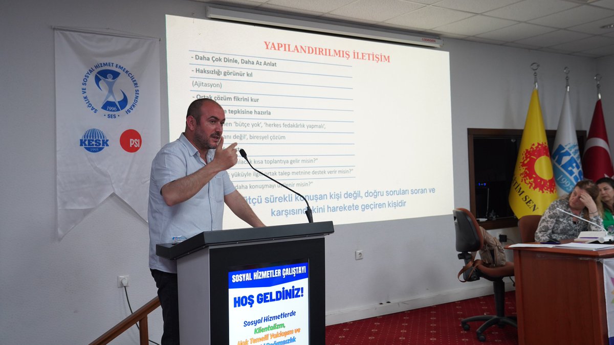 sesgenelmerkezi's tweet photo. Sosyal Hizmetlerde Klientalizm, Hak Temelli Yaklaşım ve Mesleki Bağımsızlık başlıklı çalıştayımız 2. ve 3. oturumlarla devam ediyor.

2. Oturum; Özlem CANKURTARAN'IN kolaylaştırıcılığı ile "Baskı Karşıtı Sosyal Hizmetler" başlığında Fırat SÖZERİ'NİN "Örgütlü Mücadelenin Önemi" ve Arzu ÇOBAN'IN "Süpervizyonun Önemi" başlıklı sunumları ile devam etti. 

3. Oturum; Aylin AKÇAY'IN kolaylaştırıcılığı ile "Sosyal Hizmet Emekçilerinin Sağlığı Ve Güvenliği" başlığında Ramazan YÜKSEL'İN "Güncel Sosyal Hizmet Politikaları" ve Levent KOŞAR'IN "Genel Bir Çerçeve Sunum (Genel İşçi Sağlığı Güvenliği Perspektifi)" başlıklı sunumları ile devam ediyor.