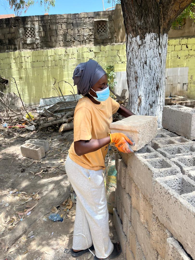 Niintche's tweet photo. C’est parti pour le premier week end de rénovation du Cem Badara Mbaye Kaba. Nous avons entamé les travaux il ya 4 jours et aujourd’hui nous continuons les travaux au programme 
Construction des toilettes ✅
Peinture des classes ✅
Réparation des portes et fenêtres ✅
Réparation table banc ✅
Nettoyage et embellissement ✅
Projet entièrement financé par AXA Atout Cœur Sénégal, bras social d’AXA Sénégal 
Une citoyenneté active au service des communautés 🇸🇳
#Deurkiss