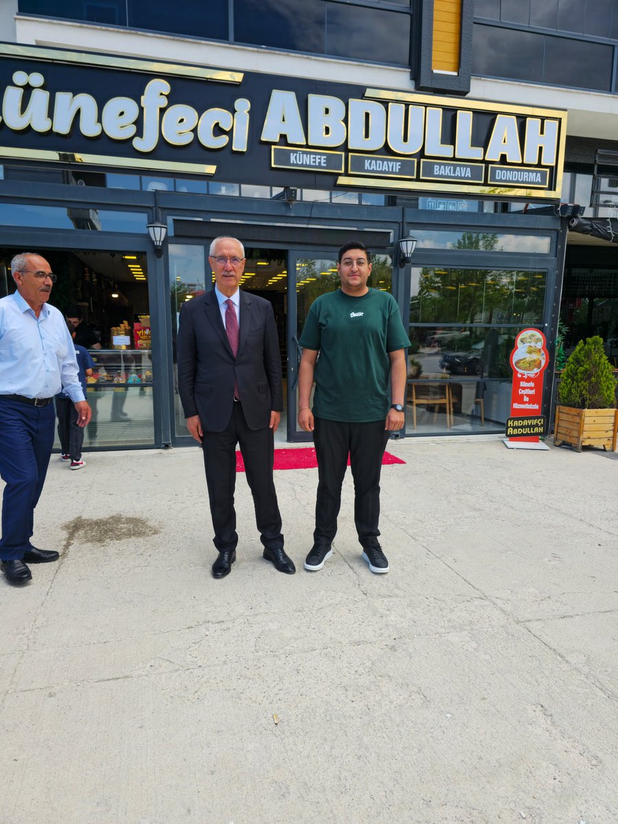 FeyziBerdibek1's tweet photo. 📍Künefeci Abdullah / Ankara

Değerli kardeşlerim Alaattin HANAY ve Şahabettin HANAY ile kıymetli yeğenlerimizle bir araya geldik. Sıcak misafirperverlikleri için teşekkür eder, iş hayatlarında başarı ve kolaylıklar dilerim. https://t.co/Mmw2hRwf1w