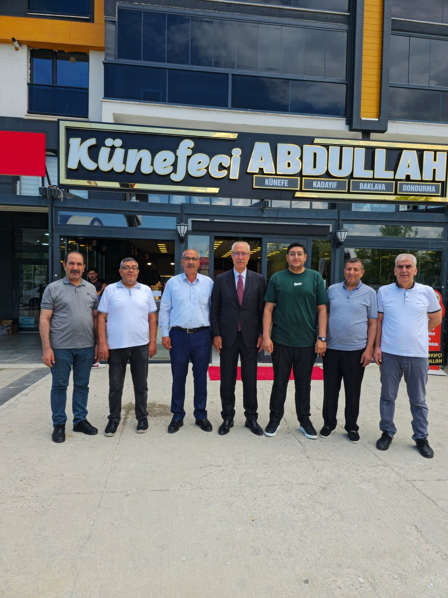 FeyziBerdibek1's tweet photo. 📍Künefeci Abdullah / Ankara

Değerli kardeşlerim Alaattin HANAY ve Şahabettin HANAY ile kıymetli yeğenlerimizle bir araya geldik. Sıcak misafirperverlikleri için teşekkür eder, iş hayatlarında başarı ve kolaylıklar dilerim. https://t.co/Mmw2hRwf1w