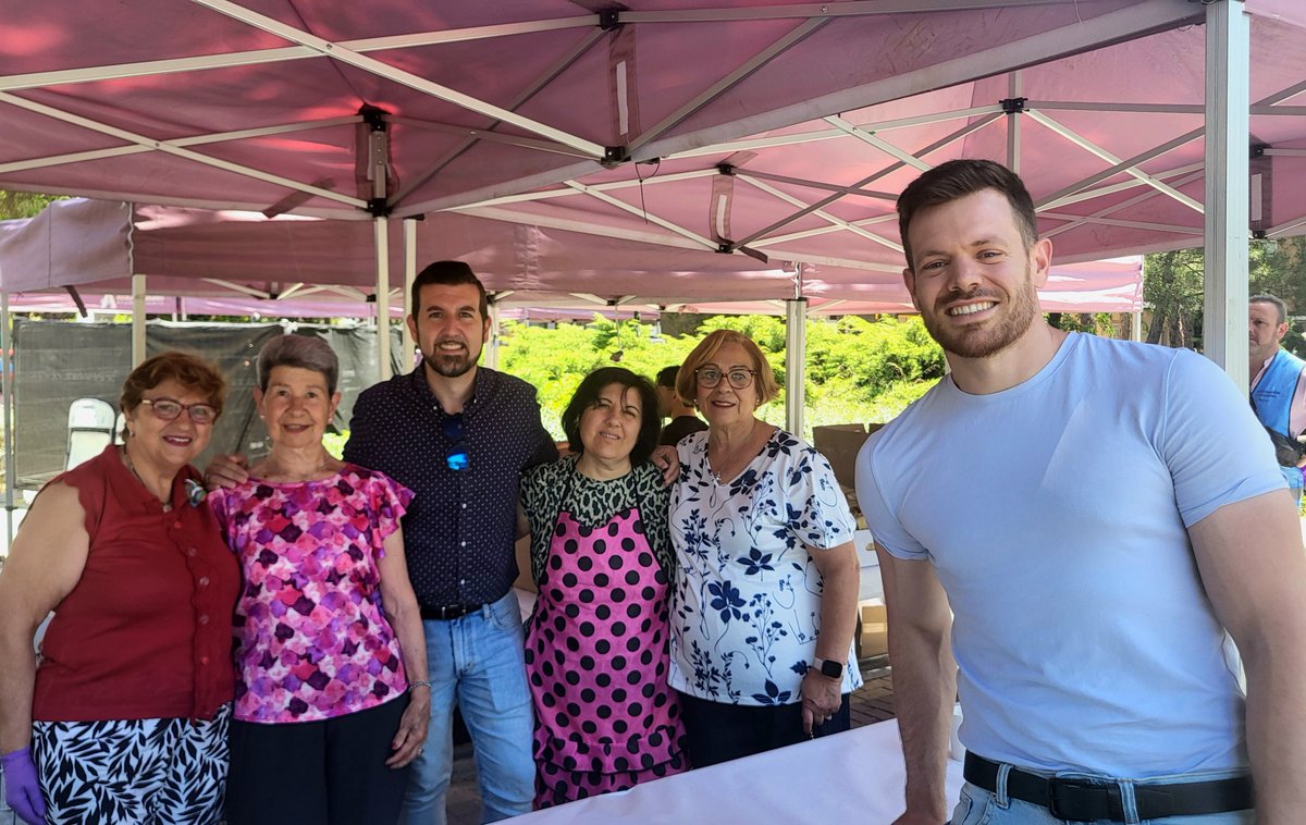 PSOEAlcaladeH's tweet photo. 🎉 DISTRITOS | Fiestas del Distrito III. Esta mañana, Los Pequeñantes han recorrido el Campo del Ángel y el Chorrillo. Al finalizar, la  Asociación de Mujeres de Alcalá repartió paella y sangría. Nuestros concejales @enriquenoju, @CastillejoCalvo y @J_albergr han asistido. https://t.co/eKFp5i9tBk
