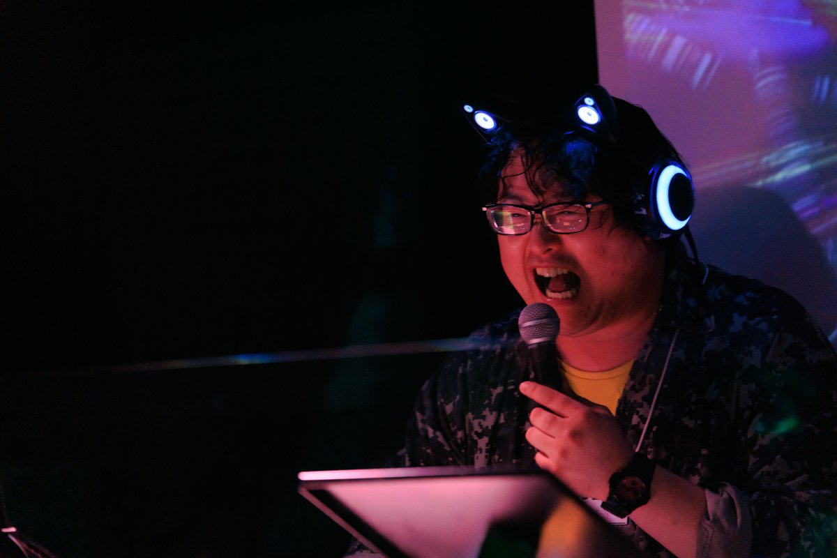nontank_'s tweet photo. ふたりめー！しまむー！(@Sgt_DangerMine )また！！！カメラ二台を持ったまま踊ることになってたんだけどぉ！？そして声掛けが軽かったんだけどぉ！？！？！？
二枚目は某アニメでの傷跡をなぞりそうなマイクパフォーマンスだなと思いました https://t.co/1K8oxXjo6x